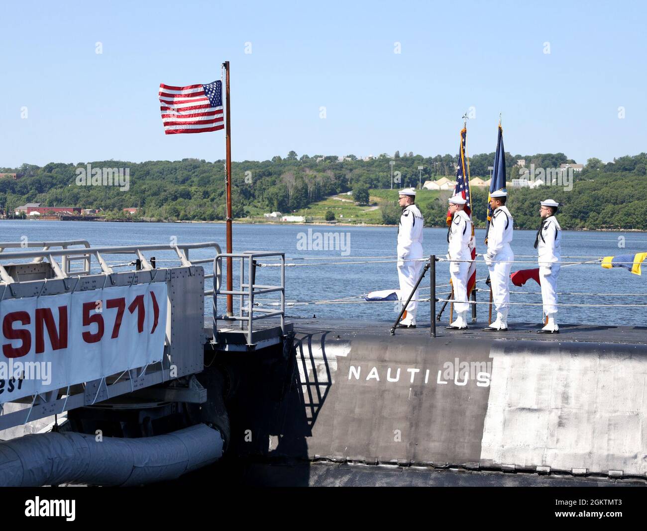 Ein Farbwächter steht zur Verfügung, um die Farben von der Spitze der ehemaligen USS Nautilus (SSN-571) zu parieren, um das Marine Submarine Medical Research Laboratory zu starten Stockfoto