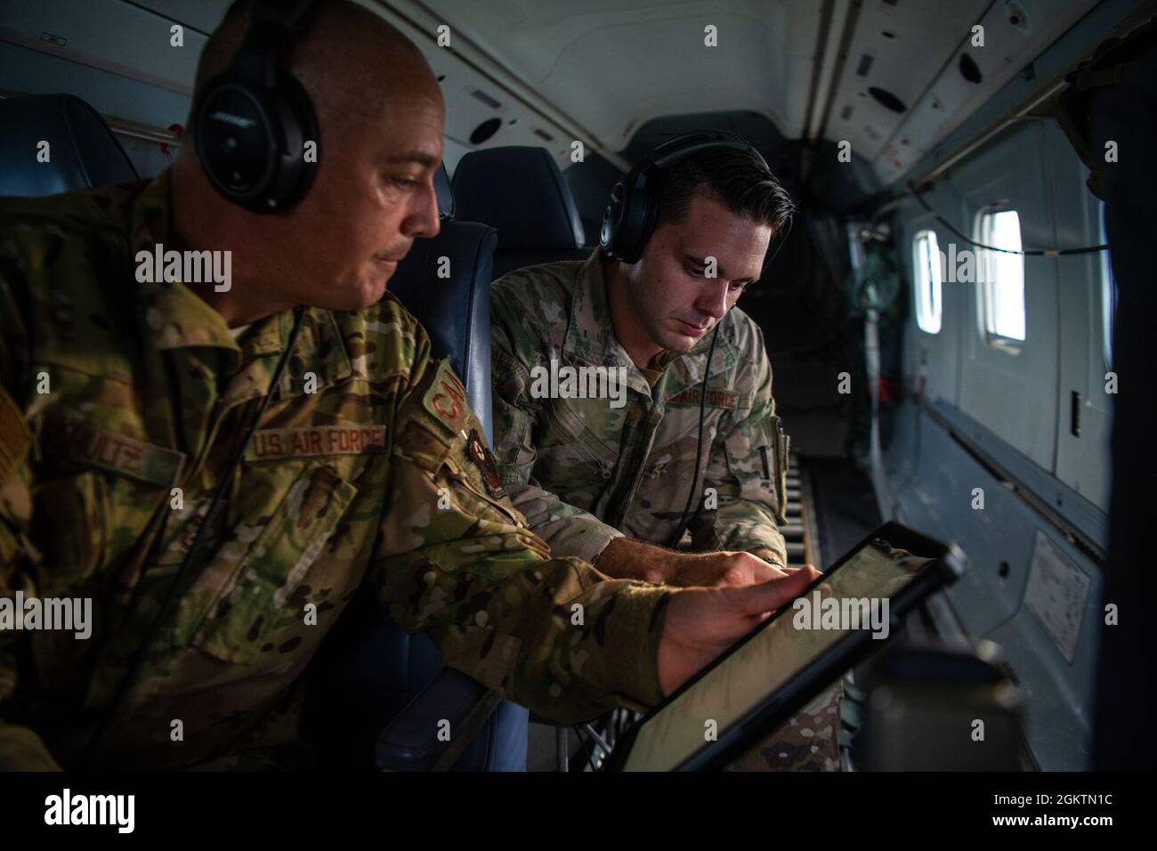 U.S. Air Force Master Sgt. Brian Schultz, links, Berater für die Kampfluftfahrt beim 5. Special Operations Squadron und US Air Force Tech. Sgt. Christopher Hancock, rechts, ein Kampfluftfahrtberater mit dem 6. Special Operations Squadron, überprüft Flugchecklisten während der Operation Blood Rain im Duke Field, Florida, 30. Juni 2021. Operation Blood Rain ist ein Forschungsprojekt zur Unterstützung des United States Special Operations Command, das die Sicherheit von Blut prüft, nachdem es während des Lufttropfens Umweltkräfte und Gravitationskräfte erfahren hat, und seine Durchführbarkeit für die Transfusion in einem Pati bewertet Stockfoto