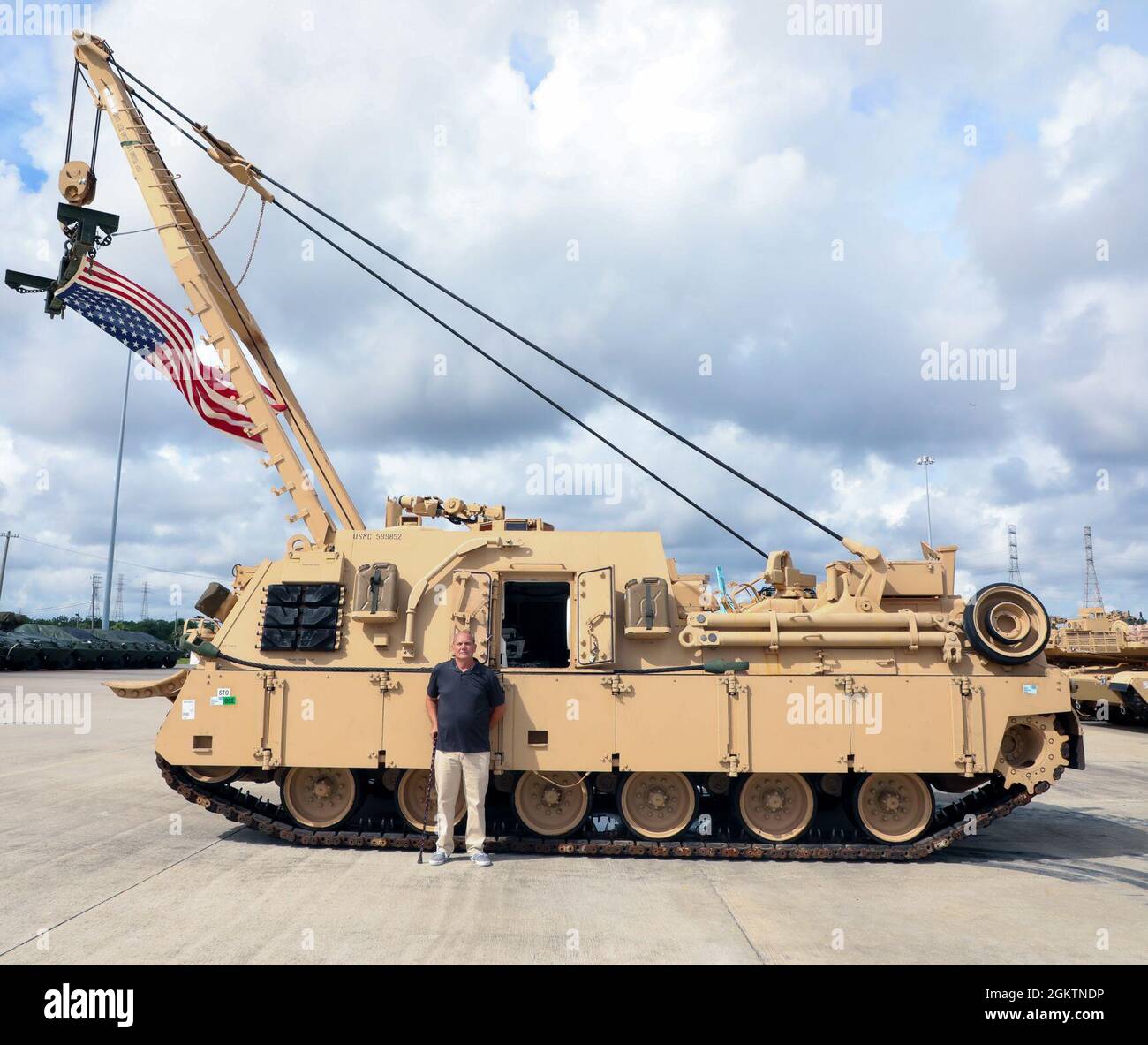 Schützenmeister Im Ruhestand, Sgt. Leon C. Lambert, ehemaliger Panzerkommandeur, M88A2 Hercules Tank Retriever, der die Statue von Saddam Hussein während des Vorstobs nach Bagdad am 9. April 2003 stürzte, spricht Marines, Civilian-Marines und Vertragspartner beim Blount Island Command, Jacksonville, Florida, 30. Juni an. Das Fahrzeug soll zum National Museum of the Marine Corps zur Ausstellung geschickt werden. Stockfoto