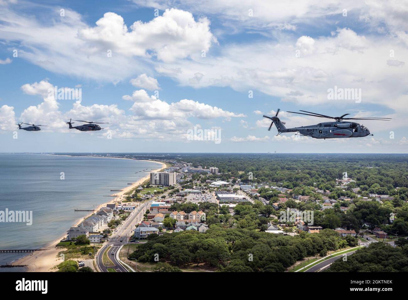 210630-N-MZ836-1737 NORFOLK, VA. MH-53E Sea Dragon Hubschrauber von Helicopter Mine Countermeasures Squadron (HM) 12, 14 und 15 nehmen an einem 9-Flugzeuge Formationsflug Teil. Ziel der Übung war es, die Interoperabilität der Geschwader und die taktische Bereitschaft zu erhöhen. Stockfoto