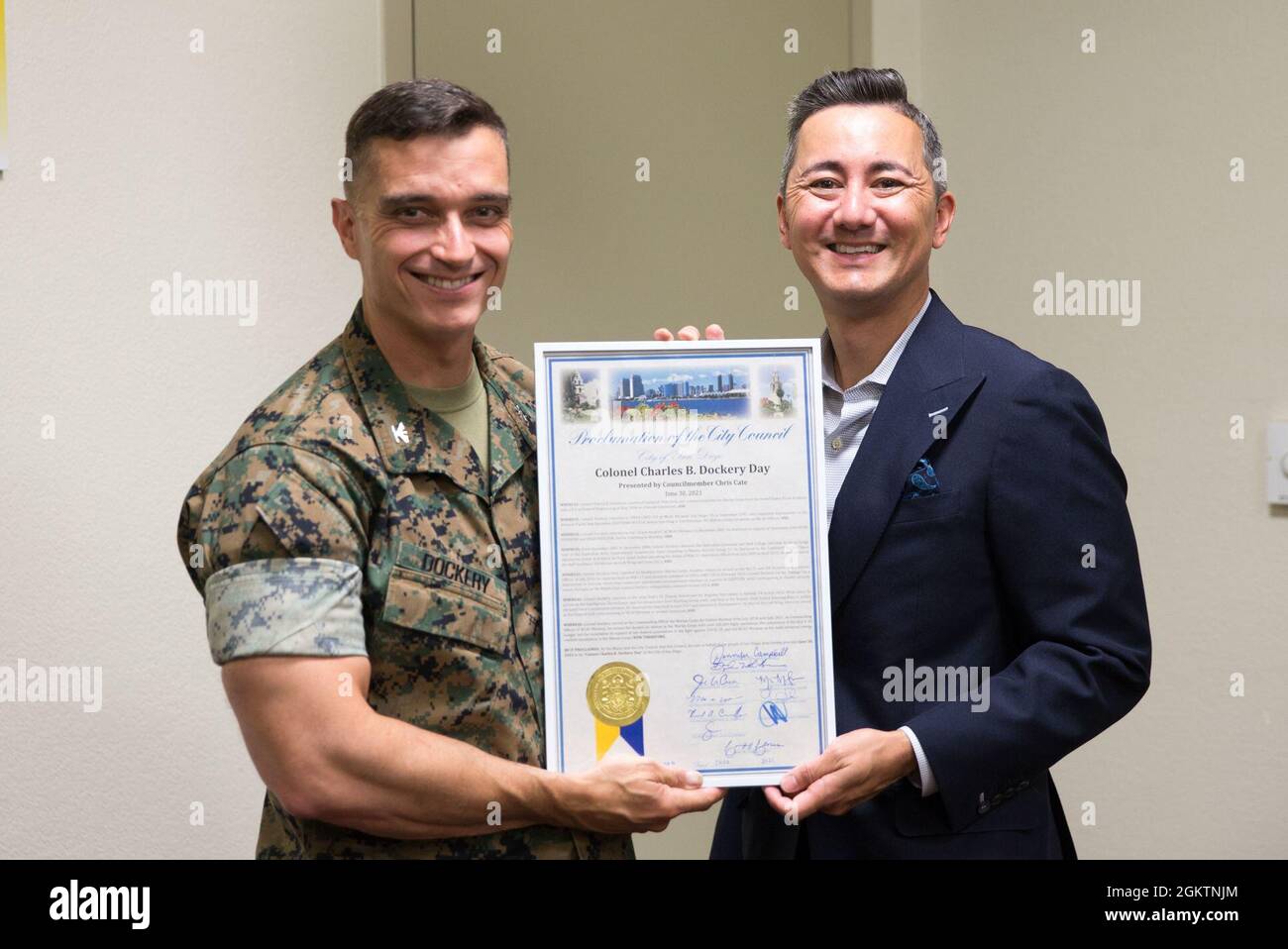 Ratsmitglied Chris Cate, das Ratsmitglied des 6. Bezirks von San Diego, überreicht Col. Charles B. Dockery, den scheidenden Kommandanten der Marine Corps Air Station Miramar, eine Bescheinigung, die den 30. Juni in der ganzen Stadt San Diego zum „Colonel Charles B. Dockery Day“ erklärt, auf MCAS Miramar, San Diego, Kalifornien, Juni 30, 2021. Cate besuchte die Station, um sich mit Oberst Thomas M. Bedell, dem ankommenden Kommandanten von MCAS Miramar, zu treffen und Abschied von der Dockery zu nehmen, indem er seinen Dienst an der Stadt San Diego mit einer Erklärung vom 30. Juni als Oberst Charles B. Docker anerkennt Stockfoto