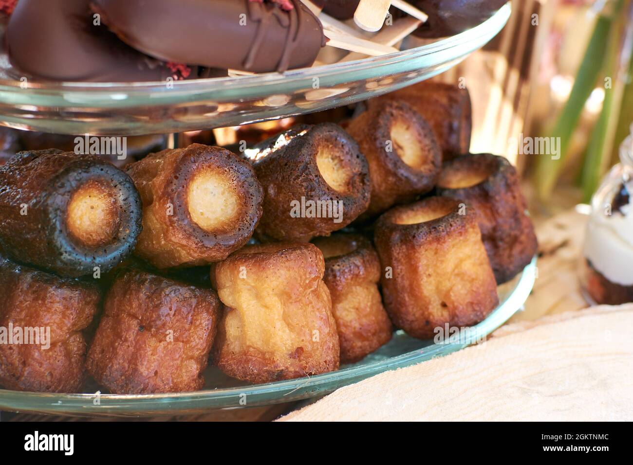 Canela ist ein kleines kulinarisches Produkt, ein charakteristisches Dessert der französischen Küche Stockfoto