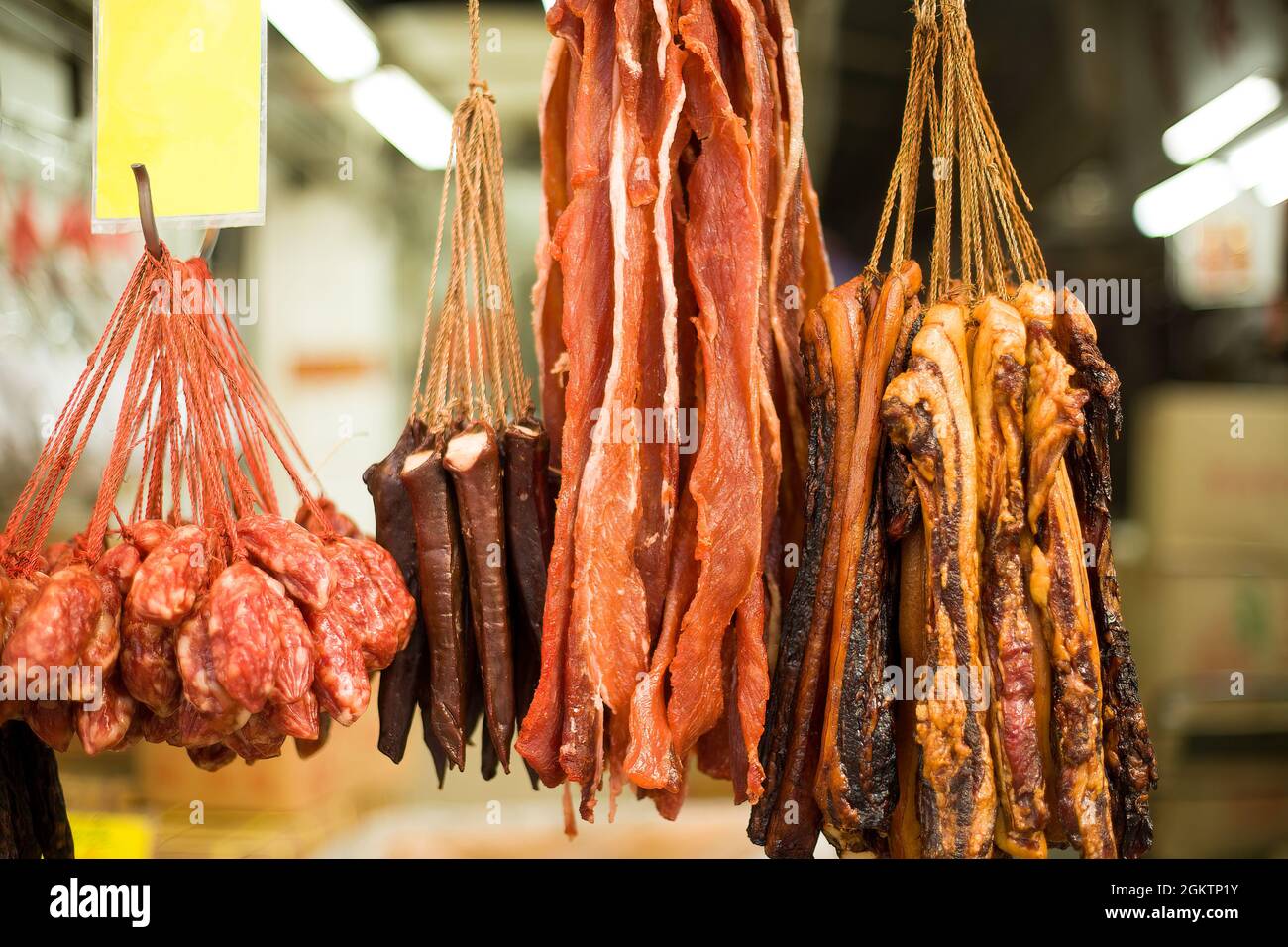 Geräuchertes Fleisch hängt auf den Märkten von West-Hongkong mit leerem Preisschild, Sheung Wan, Hongkong, China Stockfoto
