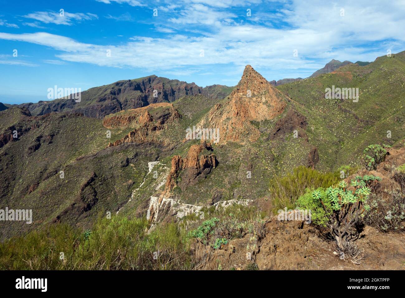 Atemberaubende Aussicht auf die Berge Südliche Region Teno Viths Blick auf Montana Guama auf Teneriffa, Gran Canaria, Spanien Stockfoto