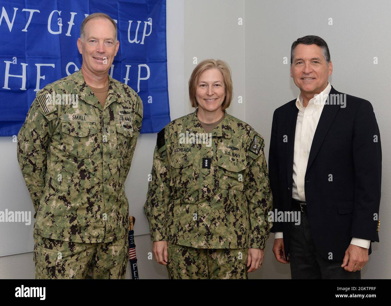 210701-N-UN340-001 SAN DIEGO (JUL. 1, 2021) Vize-Adm. Kelly Aeschbach, Zentrum, Kommandant, Naval Information Forces (NAVIFOR) trifft sich mit dem hinteren ADM. Douglas Small, Commander, Naval Information Warfare Systems Command (NAVWAR) und NAVWAR Executive Director John Pope bei einem Besuch des San Diego Campus der Altstadt von San Diego am Naval Base Point Loma, San Diego, Kalifornien. Als „IBOSS“ der Marine leitet Aeschbach den IW-Befehl NAVIFOR, der die Anforderungen an Mensch, Ausbildung und Ausrüstung im gesamten IW-Unternehmen erfüllt. Stockfoto