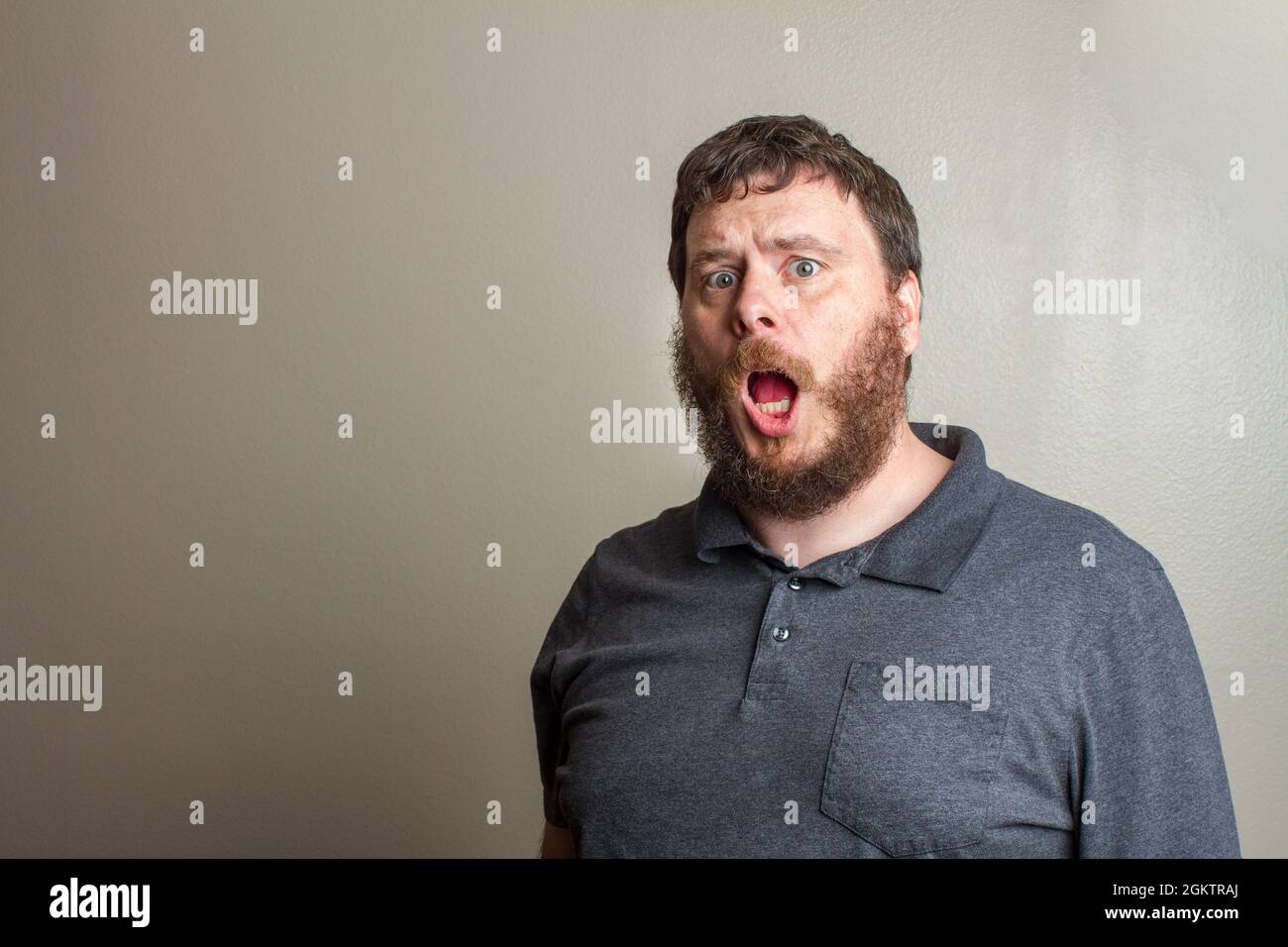 Wütender Mann, der wütend auf die Kamera schreit Stockfoto