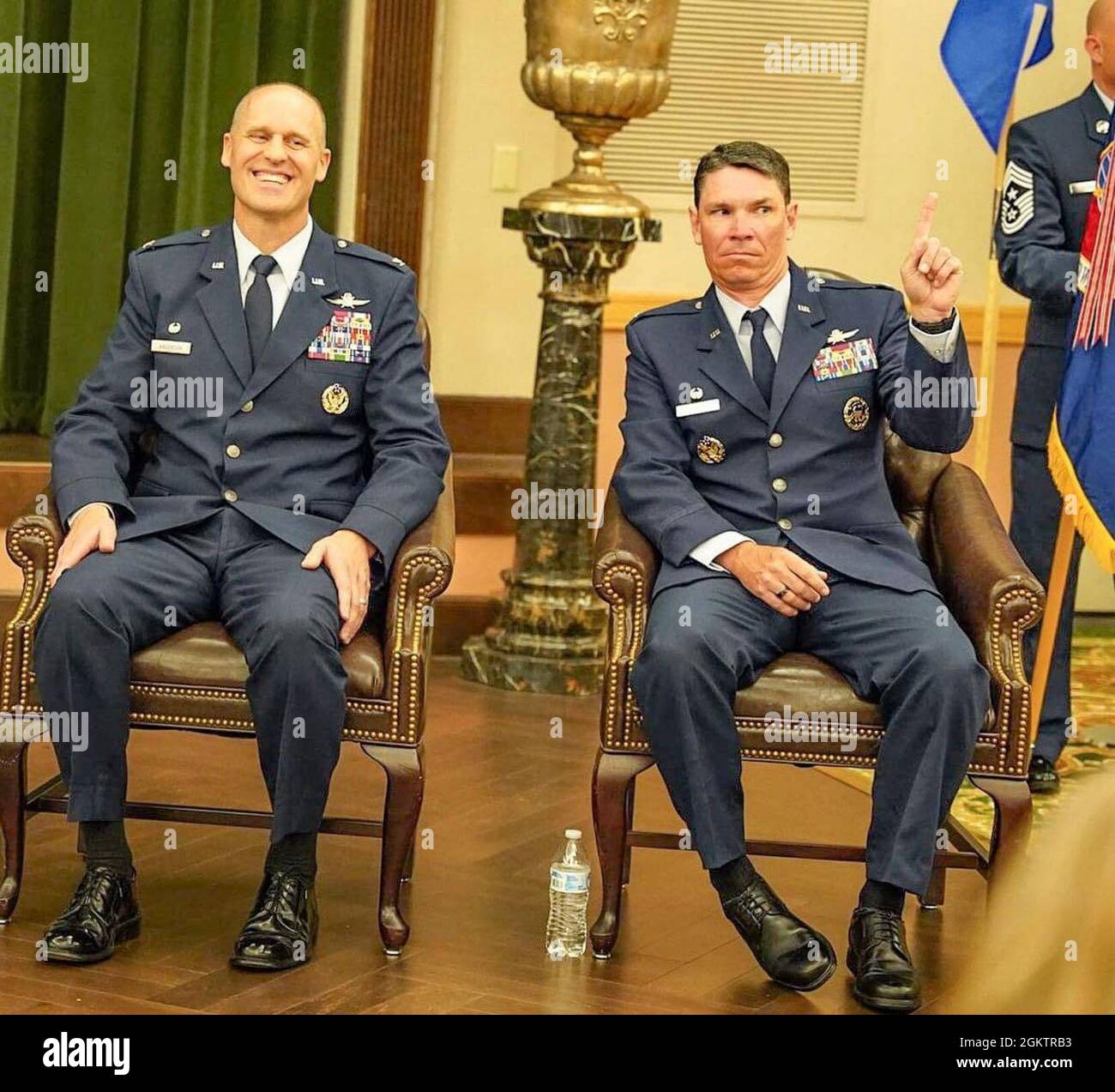 Der scheidende Kommandant, Oberst Steven Anderson und der ankommende Kommandant, Oberst James Hewitt, lachen während der Zeremonie zum Befehlswechsel des 688. Cyberspace Wings am 1. Juli. 2021 am Joint Base San Antonio-Lackland, Texas. Stockfoto