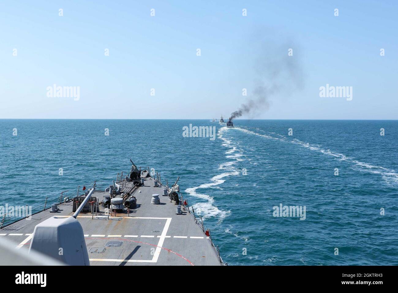SCHWARZES MEER (1. Juli 2021) der Arleigh Burke-Klasse-Lenkrakenzerstörer USS Ross (DDG 71) bewegt sich in Formation mit Schiffen, die an der Übung Sea Breeze teilnehmen, 1. Juli 2021. Übung Sea Breeze ist eine multinationale maritime Übung, die seit 1997 von der sechsten US-Flotte und der ukrainischen Marine im Schwarzen Meer veranstaltet wird. Sea Breeze 2021 soll die Interoperabilität der teilnehmenden Nationen verbessern und die Sicherheit und den Frieden im Seeverkehr in der Region stärken. Stockfoto