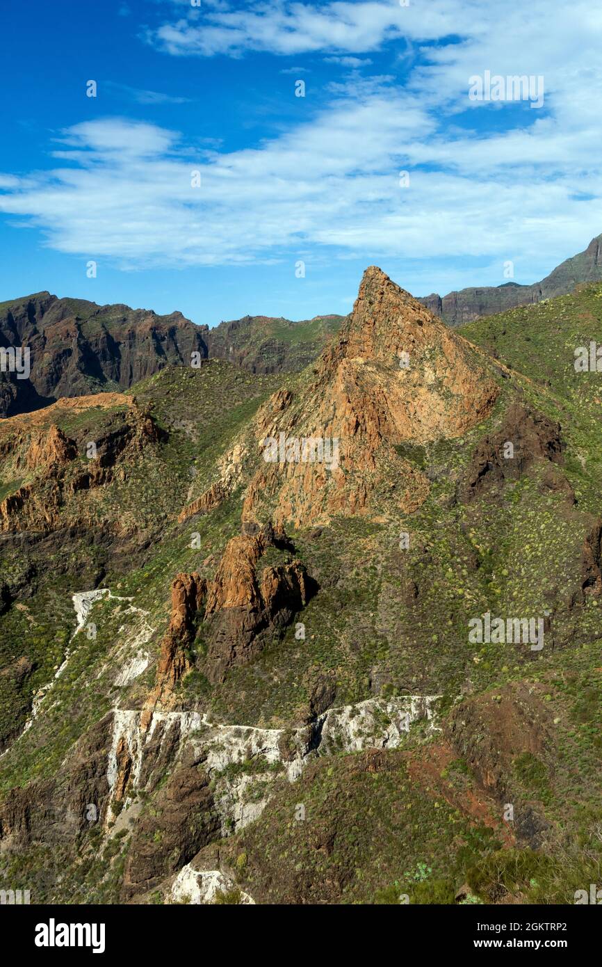 Atemberaubende Aussicht auf die Berge Südliche Region Teno Viths Blick auf Montana Guama auf Teneriffa, Gran Canaria, Spanien Stockfoto