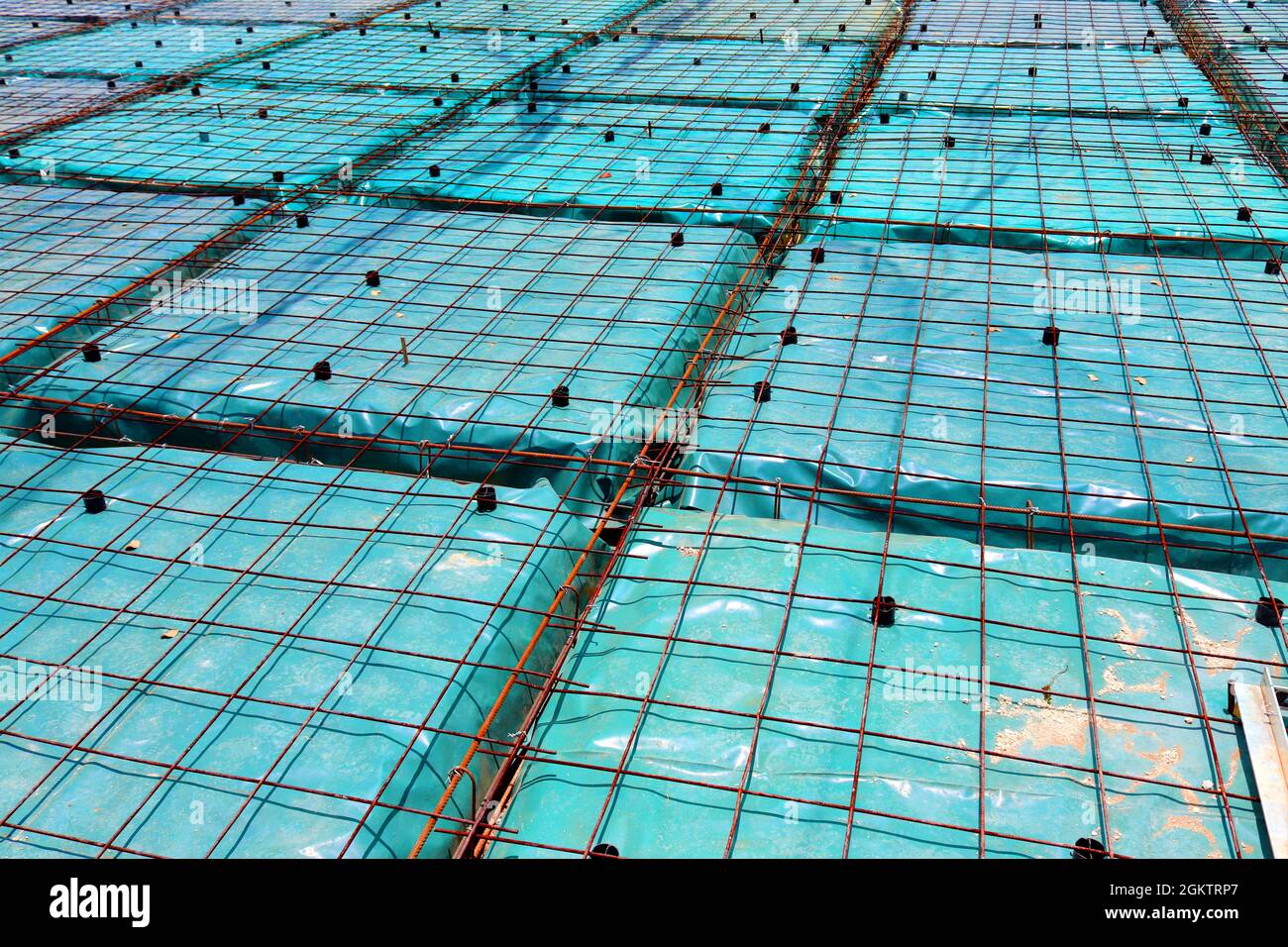 Form Arbeit und Verstärkung platziert über Kunststofffolien in Vorbereitung für den Beton gießen.Dies ist ein schwimmendes Fundament Stockfoto