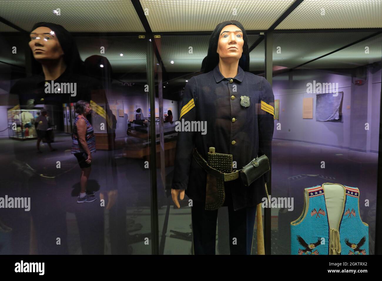 Indianische Polizeiuniformen aus dem späten 19. Jahrhundert werden im Akta Lakota Museum & Cultural Center ausgestellt.Chamberlain.South Dakota.USA Stockfoto
