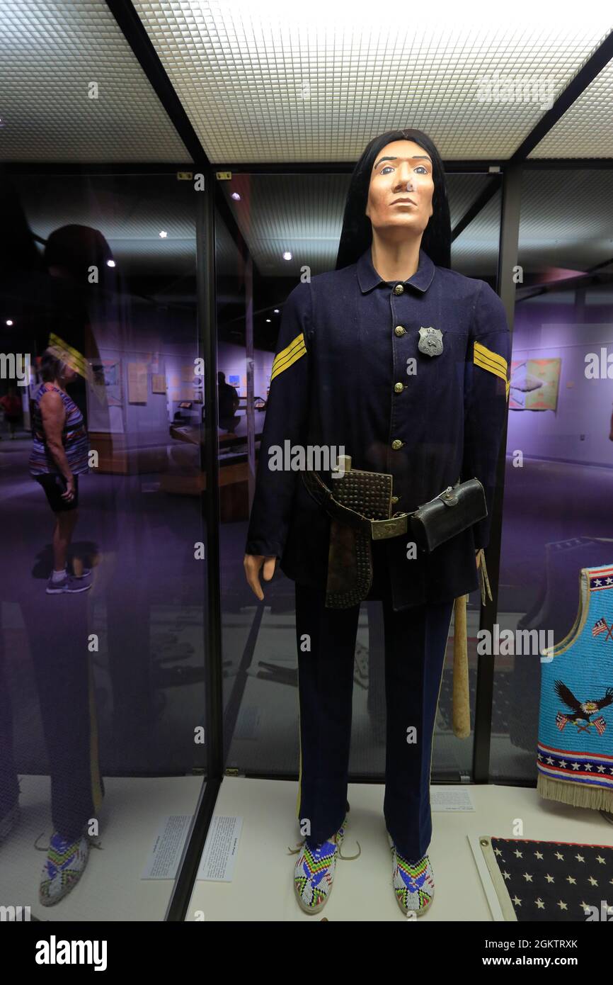Indianische Polizeiuniformen aus dem späten 19. Jahrhundert werden im Akta Lakota Museum & Cultural Center ausgestellt.Chamberlain.South Dakota.USA Stockfoto