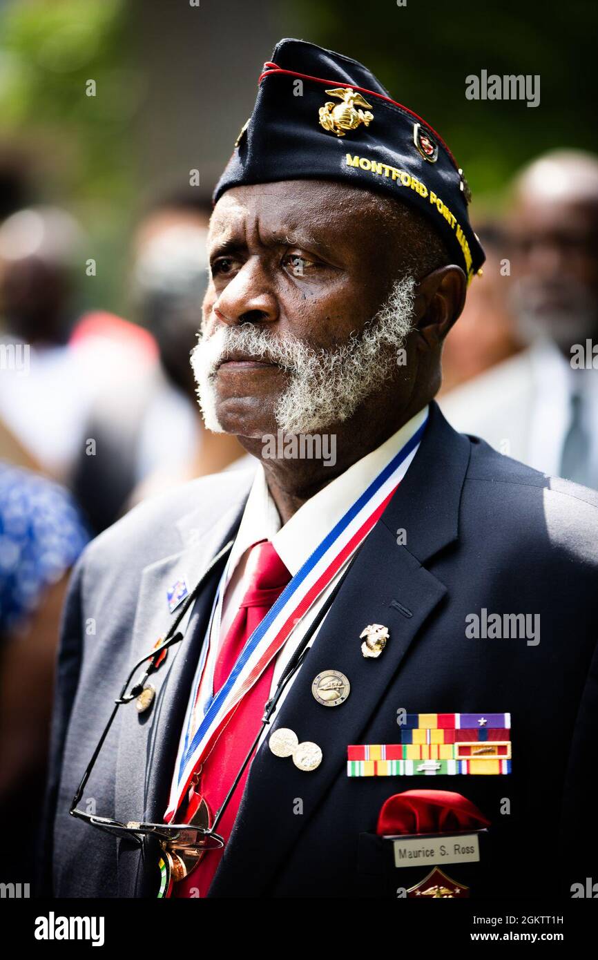 U.S. Marine Maurice S. Ross, ein Mitglied der Montford Point Marine Association of Washington, D.C.- Chapter 6, steht während einer Zeremonie für Anthony Hendersons Beförderung zum Brigadier General in den Marine Corps Barracks Washington, D.C., am 1. Juli 2021 zur Aufmerksamkeit. Anthony Henderson ist stellvertretender Generalkommandant der II. Marine Expeditionary Force und kommandierender General der 2. Marine Expeditionary Brigade. II Marine Expeditionary Force führt im gesamten Wettbewerbskontinuum flächendeckende Operationen durch, um die Ziele der Kommandanten zu unterstützen, bewaffnete Konflikte abzuschrecken, sich gegenüber Wettbewerbern zu behaupten, Stockfoto