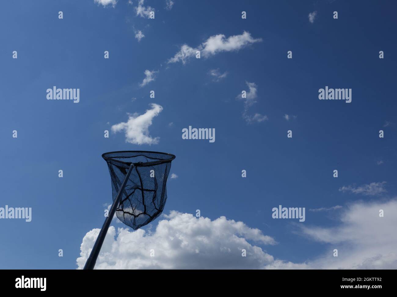 Fischernetz, landet net fängt eine Wolke in den blauen Sommerhimmel. Stockfoto