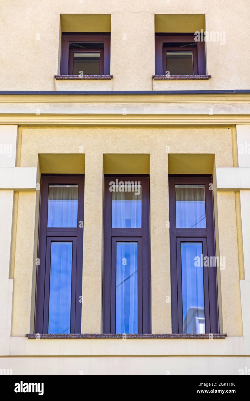 Modernes dreifaches Fenster im Yellow Facade House Stockfoto