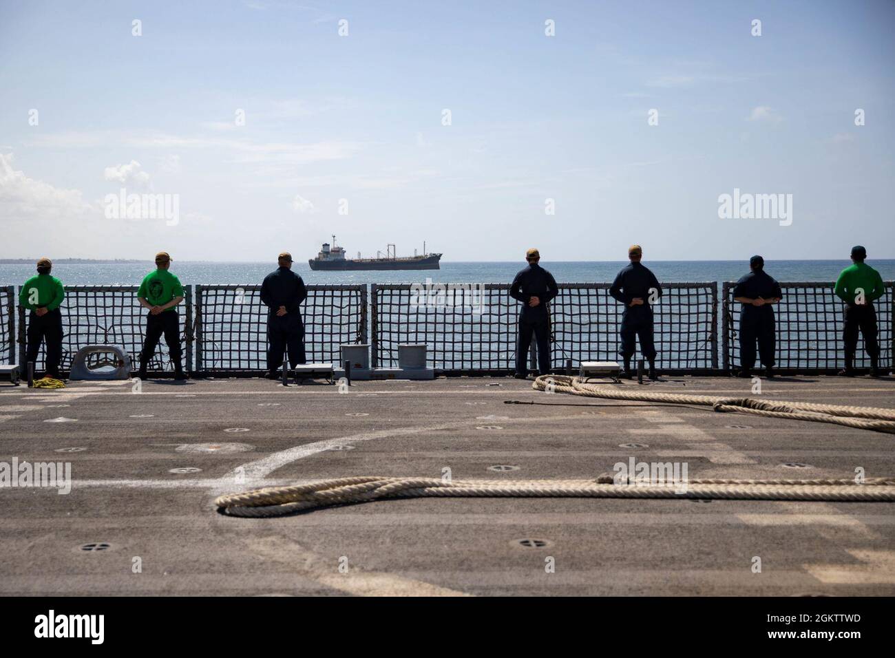 210629-N-RL695-1073 SANTO DOMINGO, DOMINIKANISCHE REPUBLIK - (29. JUNI 2021) -- Segler, die dem Küstenkampfschiff USS Sioux City (LCS 11) und den „Sea Knights“ des Helicopter Sea Combat Squadron (HSC) 22, Detachment 3, zugewiesen wurden, bemunterten die Schienen, als das Schiff nach einem kurzen Stopp für Treibstoff Santo Domingo, Dominikanische Republik, verlässt., 29. Juni 2021. Sioux City wird in den Einsatzbereich der 4. US-Flotte entsandt, um die Mission der Joint Interagency Task Force South zu unterstützen, die auch Einsätze zur Bekämpfung des illegalen Drogenhandels in der Karibik und im Ostpazifik umfasst. Stockfoto