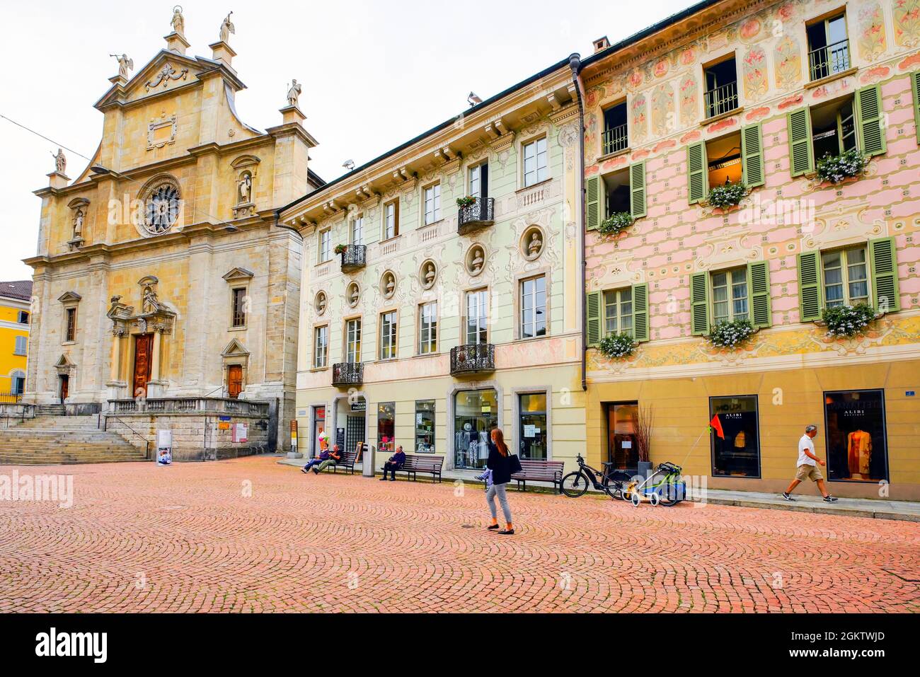 Chiesa Collegiata und Fassade eines historischen Gebäudes an der Piazza Collegiata (Platz) in Bellinzona. Kanton Tessin, Schweiz. Stockfoto