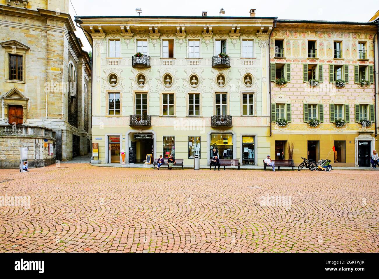 Galerie der Bildhauerportraits an der Fassade eines historischen Gebäudes auf der Piazza Collegiata (Platz) in Bellinzona, Kanton Tessin, Schweiz. Stockfoto