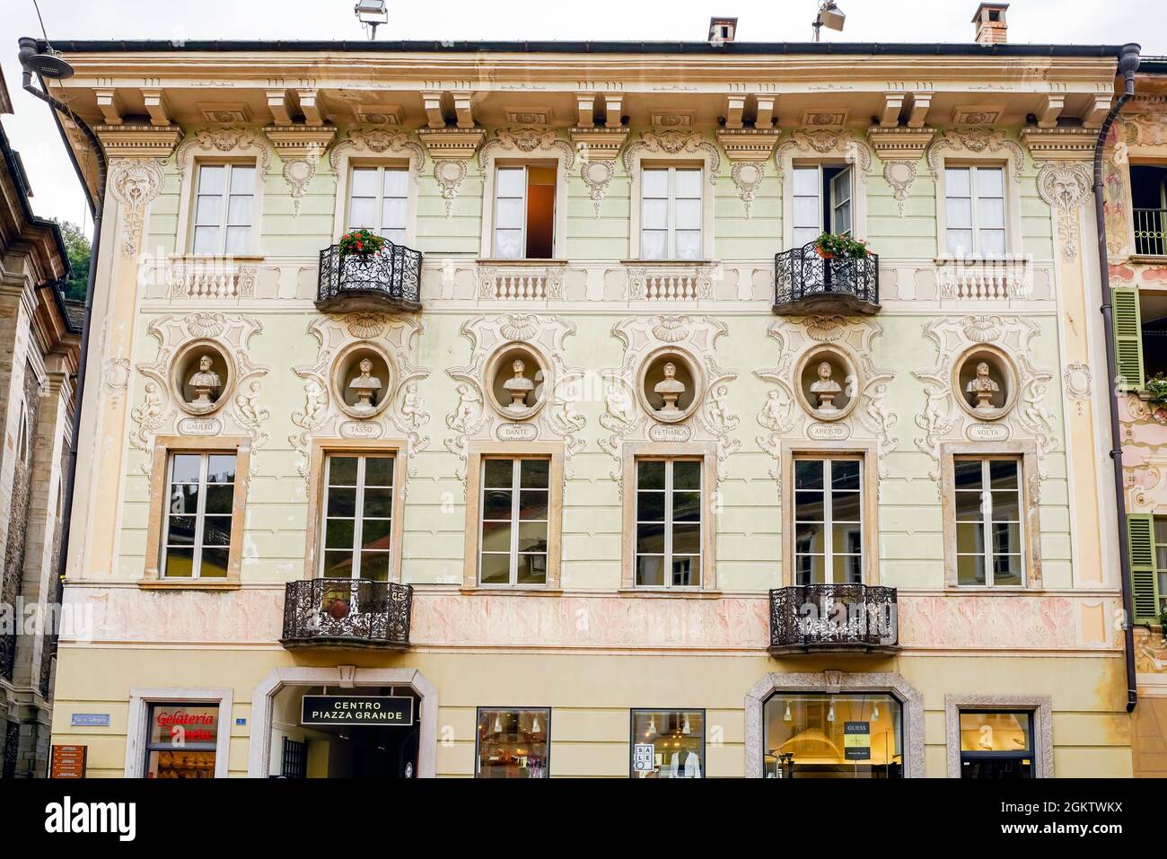 Galerie der Bildhauerportraits an der Fassade eines historischen Gebäudes auf der Piazza Collegiata (Platz) in Bellinzona, Kanton Tessin, Schweiz. Stockfoto