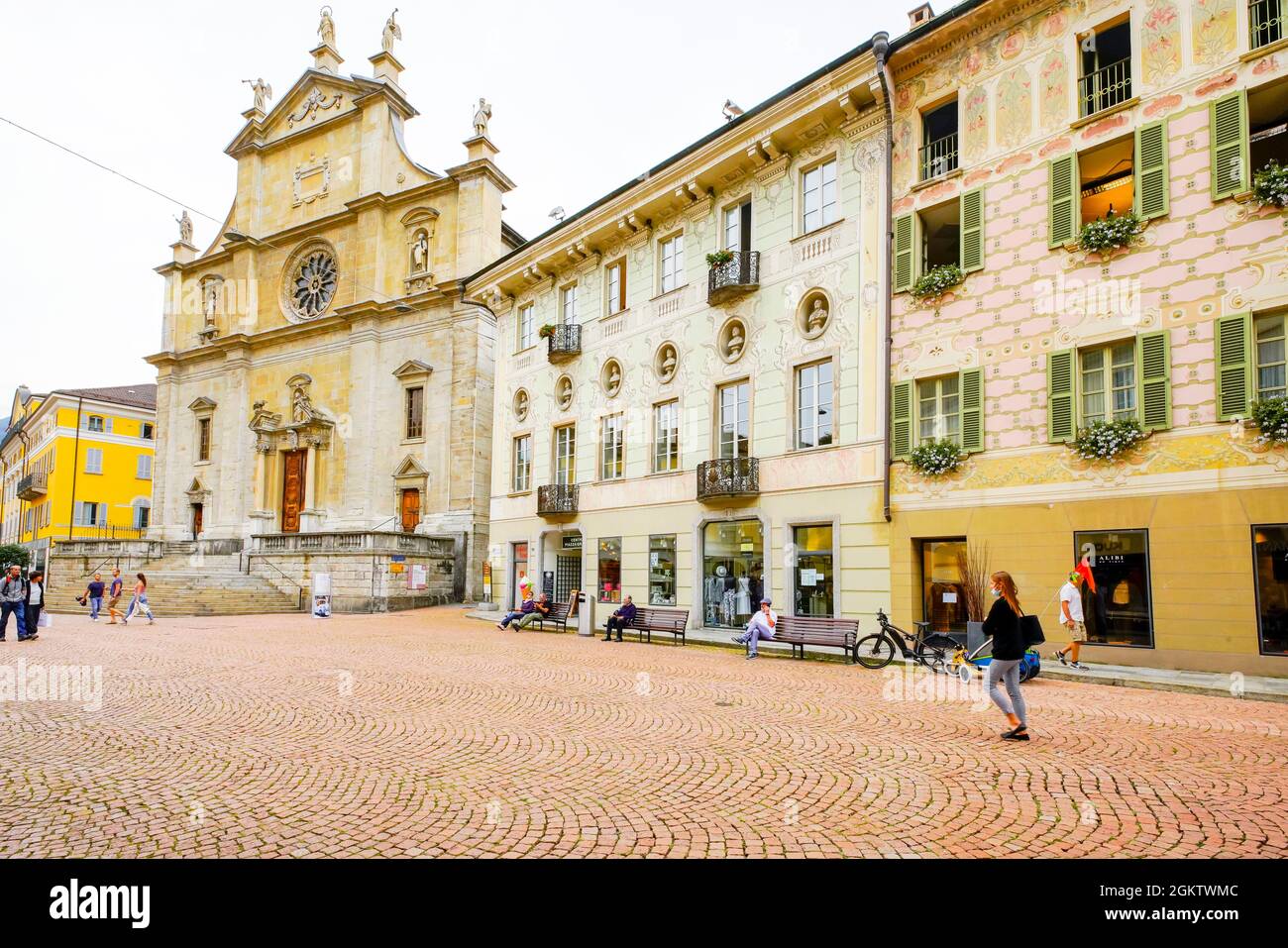Chiesa Collegiata und Fassade eines historischen Gebäudes an der Piazza Collegiata (Platz) in Bellinzona. Kanton Tessin, Schweiz. Stockfoto
