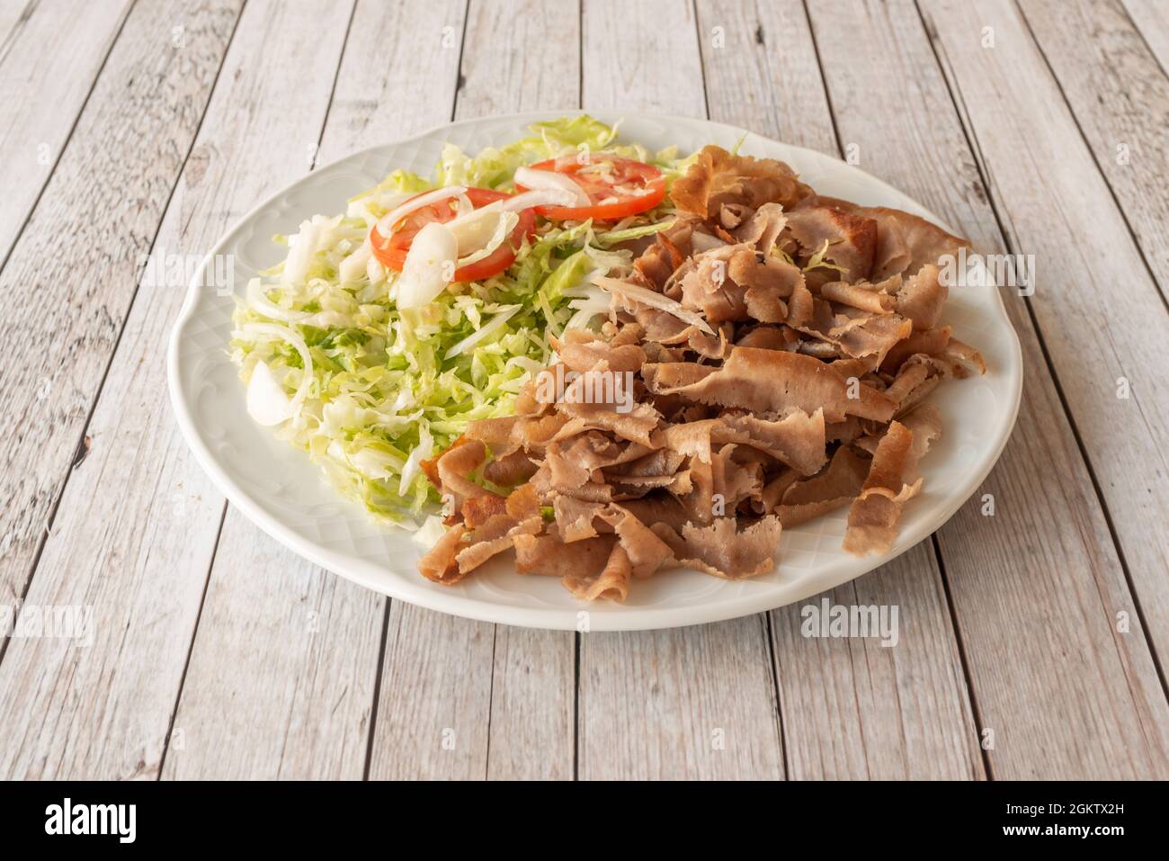 Toller Kebab-Teller mit einer Seite Chips und Salat und mit Pita-Brot auf der Seite Stockfoto