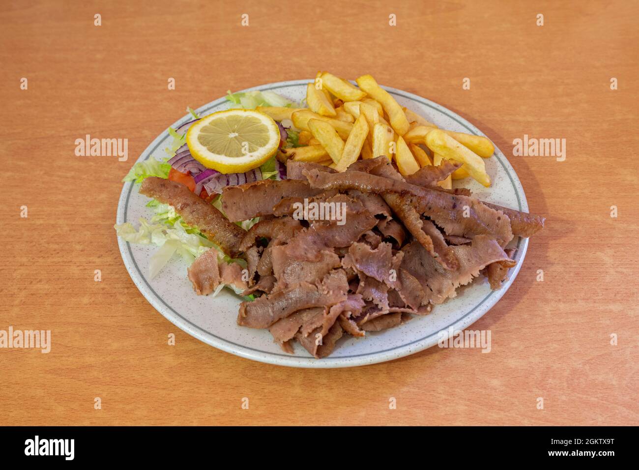 Lammkebab-Teller mit pommes Frites und Salat für pakistanische Kebab-Restaurantmenüs Stockfoto