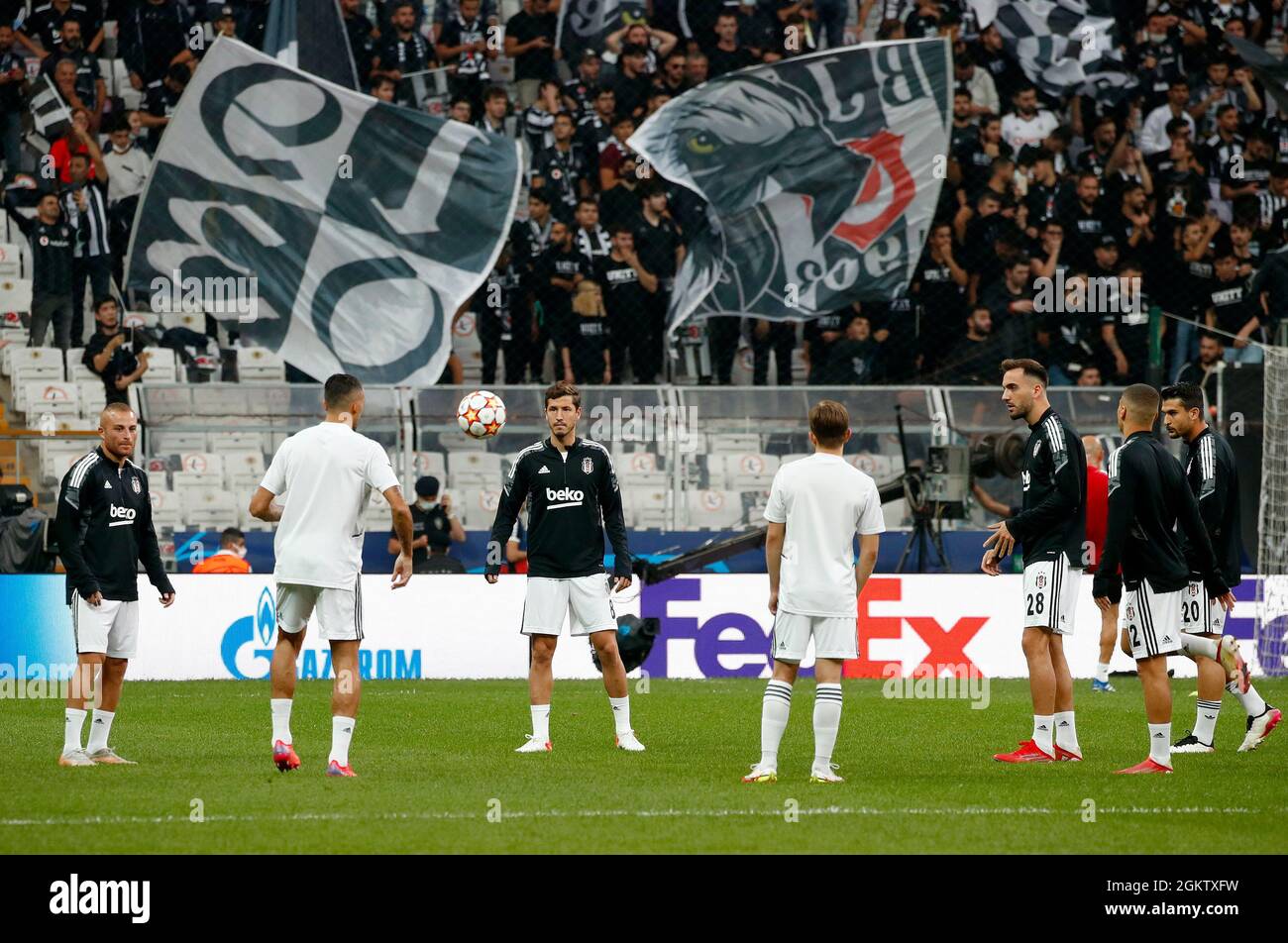 Fussball Champions League Gruppe C Besiktas Gegen Borussia Dortmund Vodafone Park Istanbul Turkei 15 September 2021 Besiktas Spieler Wahrend Des Aufwarmpuls Vor Dem Spiel Reuters Murad Sezer Stockfotografie Alamy