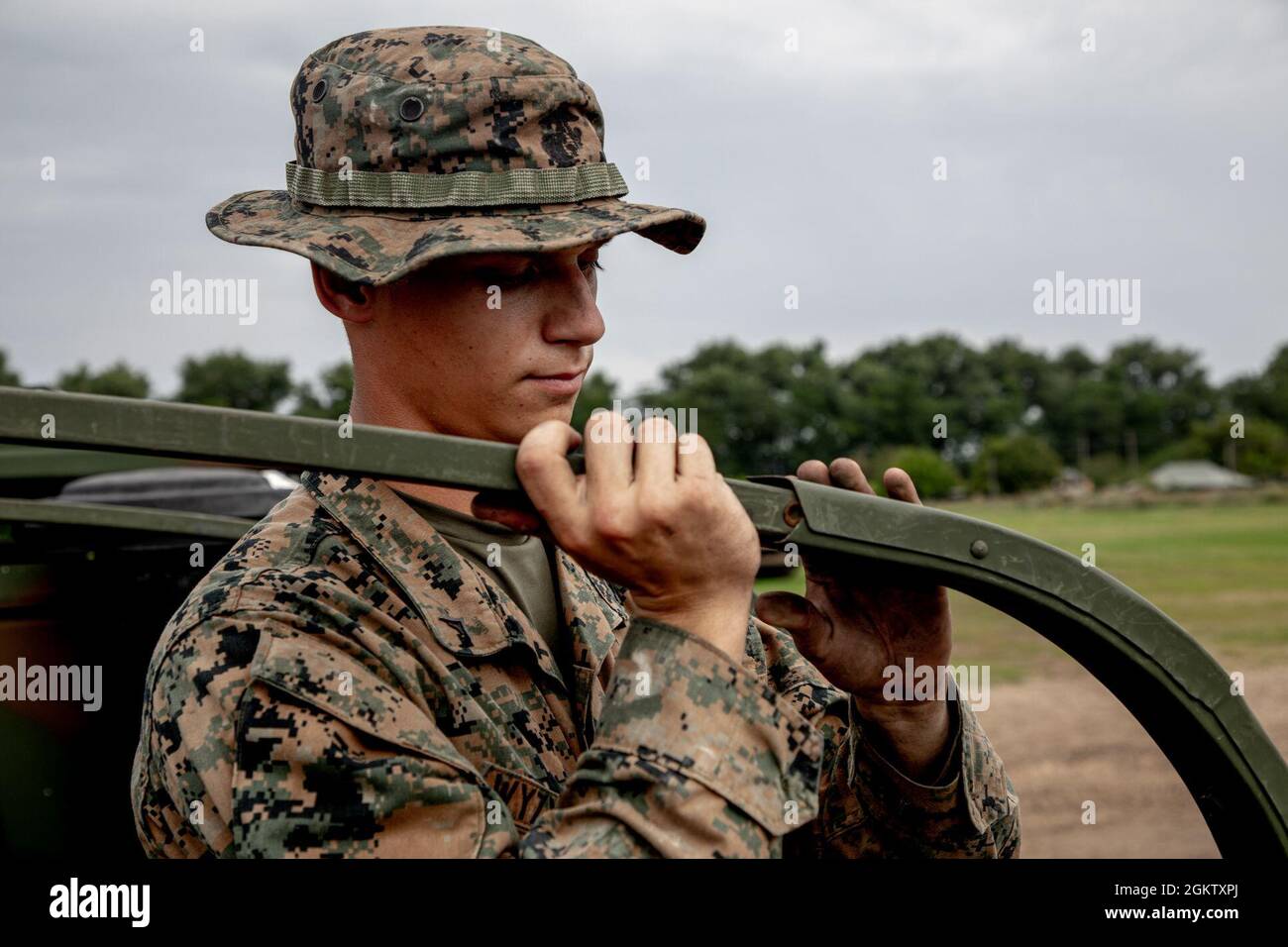 U.S. Marine Corps Lance CPL. Justin Wyzykowski, Kraftfahrzeugbetreiber beim Combat Logistics Battalion 6, Combat Logistics Regiment 2, 2nd Marine Logistics Group, montiert am 1. Juli 2021 an einem nicht offengelegten Ort einen mitteltaktischen Fahrzeugaustausch während der Übung Sea Breeze 21. Übung Sea Breeze 21 bringt militärische Einheiten aus über dreißig Nationen zusammen, um Beziehungen und Techniken als Kampforganisationen zu pflegen und zu stärken. Stockfoto