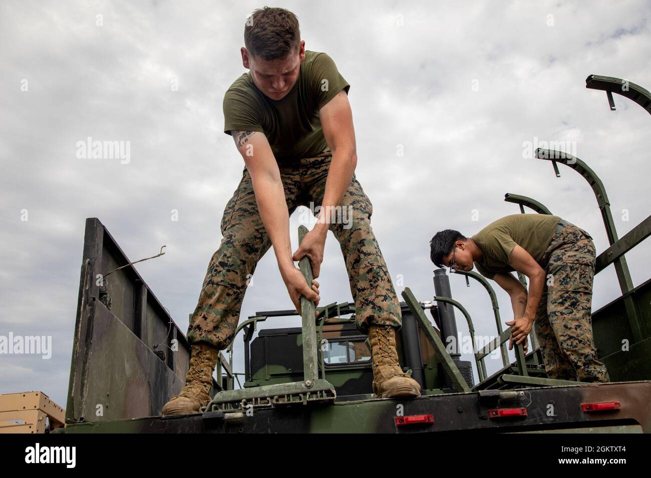 U.S. Marine Corps Lance CPL. Caleb Cissell, ein Kraftfahrzeugbetreiber beim Combat Logistics Battalion 6, Combat Logistics Regiment 2, 2nd Marine Logistics Group, montiert am 1. Juli 2021 an einem nicht offengelegten Ort einen mitteltaktischen Fahrzeugaustausch während der Übung Sea Breeze 21. Übung Sea Breeze 21 bringt militärische Einheiten aus über dreißig Nationen zusammen, um Beziehungen und Techniken als Kampforganisationen zu pflegen und zu stärken. Stockfoto