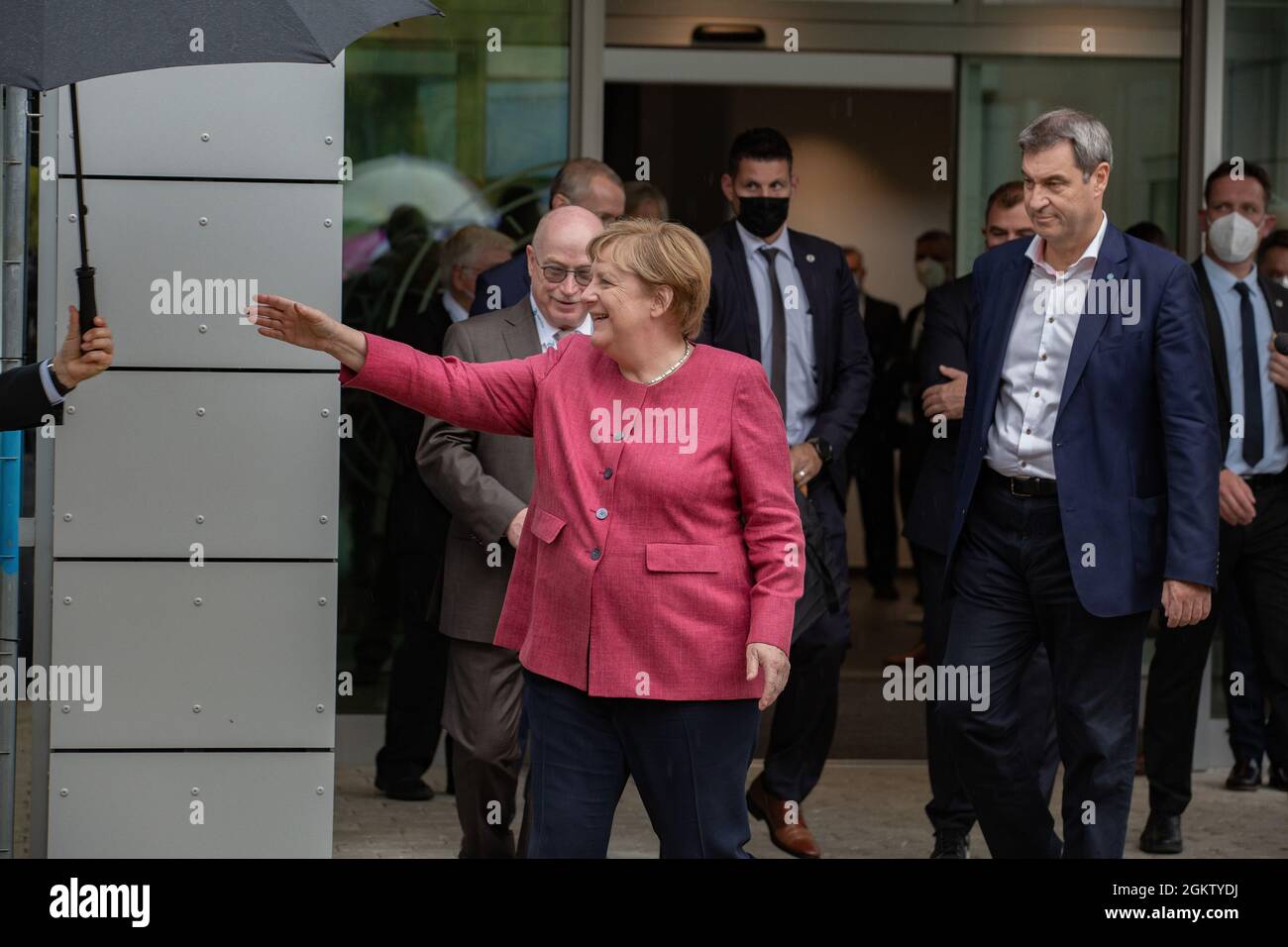 Angela Merkel greift nach etwas. Bundeskanzlerin Angela Merkel ( CDU ) und der bayerische Ministerpräsident und CSU Parteivorsitzende Markus Söder besuchen am 15.9.2021 in München das Max-Planck-Institut für Quantenoptik. * Bundeskanzlerin Angela Merkel ( CDU ) und der bvarische Ministerpräsident und CSU-Chef Markus Soeder besuchen am 15. September 2021 das Max-Planck-Institut für Quantenoptik in München. (Foto: Alexander Pohl/Sipa USA) Quelle: SIPA USA/Alamy Live News Stockfoto