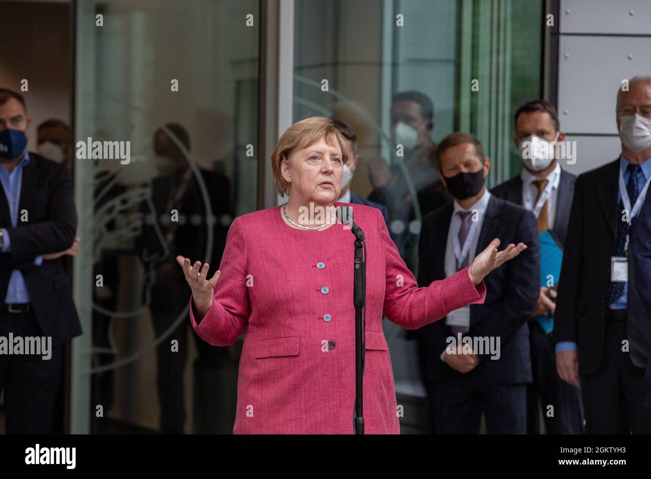 Bundeskanzlerin Angela Merkel ( CDU ) und der bayerische Ministerpräsident und CSU Parteivorsitzende Markus Söder besuchen am 15.9.2021 in München das Max-Planck-Institut für Quantenoptik. * Bundeskanzlerin Angela Merkel ( CDU ) und der bvarische Ministerpräsident und CSU-Chef Markus Soeder besuchen am 15. September 2021 das Max-Planck-Institut für Quantenoptik in München. (Foto: Alexander Pohl/Sipa USA) Quelle: SIPA USA/Alamy Live News Stockfoto