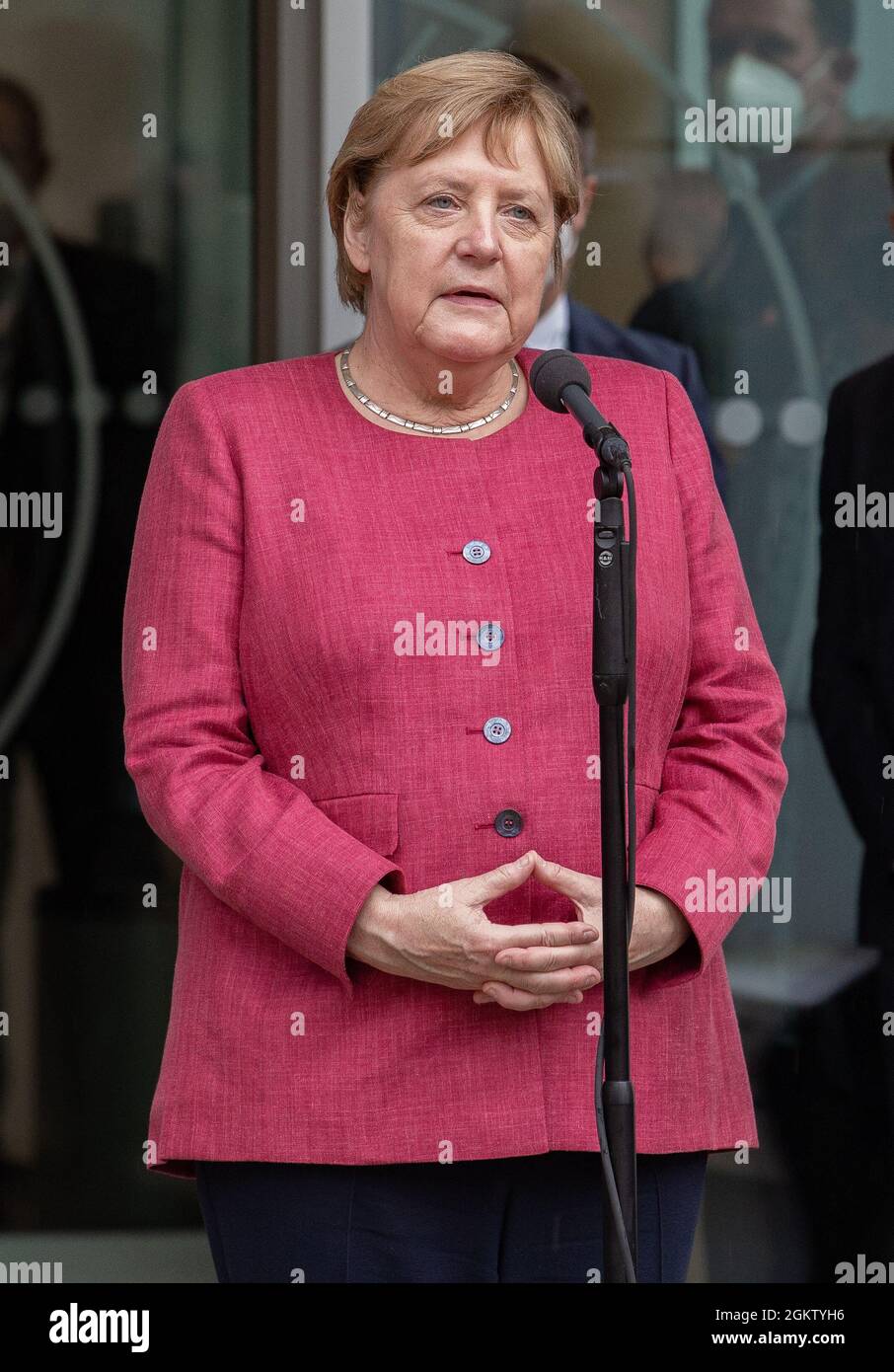 Bundeskanzlerin Angela Merkel ( CDU ) und der bayerische Ministerpräsident und CSU Parteivorsitzende Markus Söder besuchen am 15.9.2021 in München das Max-Planck-Institut für Quantenoptik. * Bundeskanzlerin Angela Merkel ( CDU ) und der bvarische Ministerpräsident und CSU-Chef Markus Soeder besuchen am 15. September 2021 das Max-Planck-Institut für Quantenoptik in München. (Foto: Alexander Pohl/Sipa USA) Quelle: SIPA USA/Alamy Live News Stockfoto