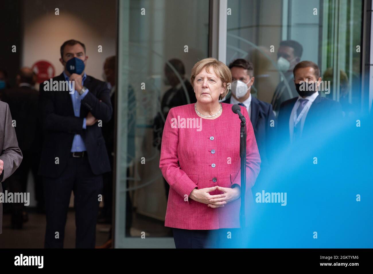 Angela Merkel spricht bei der Pressekonferenz. Bundeskanzlerin Angela Merkel ( CDU ) und der bayerische Ministerpräsident und CSU Parteivorsitzende Markus Söder besuchen am 15.9.2021 in München das Max-Planck-Institut für Quantenoptik. * Angela Merkel spricht auf der Pressekonferenz. Bundeskanzlerin Angela Merkel ( CDU ) und Bvarian-Ministerpräsident und CSU-Chef Markus Soeder besuchen am 15. September 2021 das Max-Planck-Institut für Quantenoptik in München. (Foto: Alexander Pohl/Sipa USA) Quelle: SIPA USA/Alamy Live News Stockfoto
