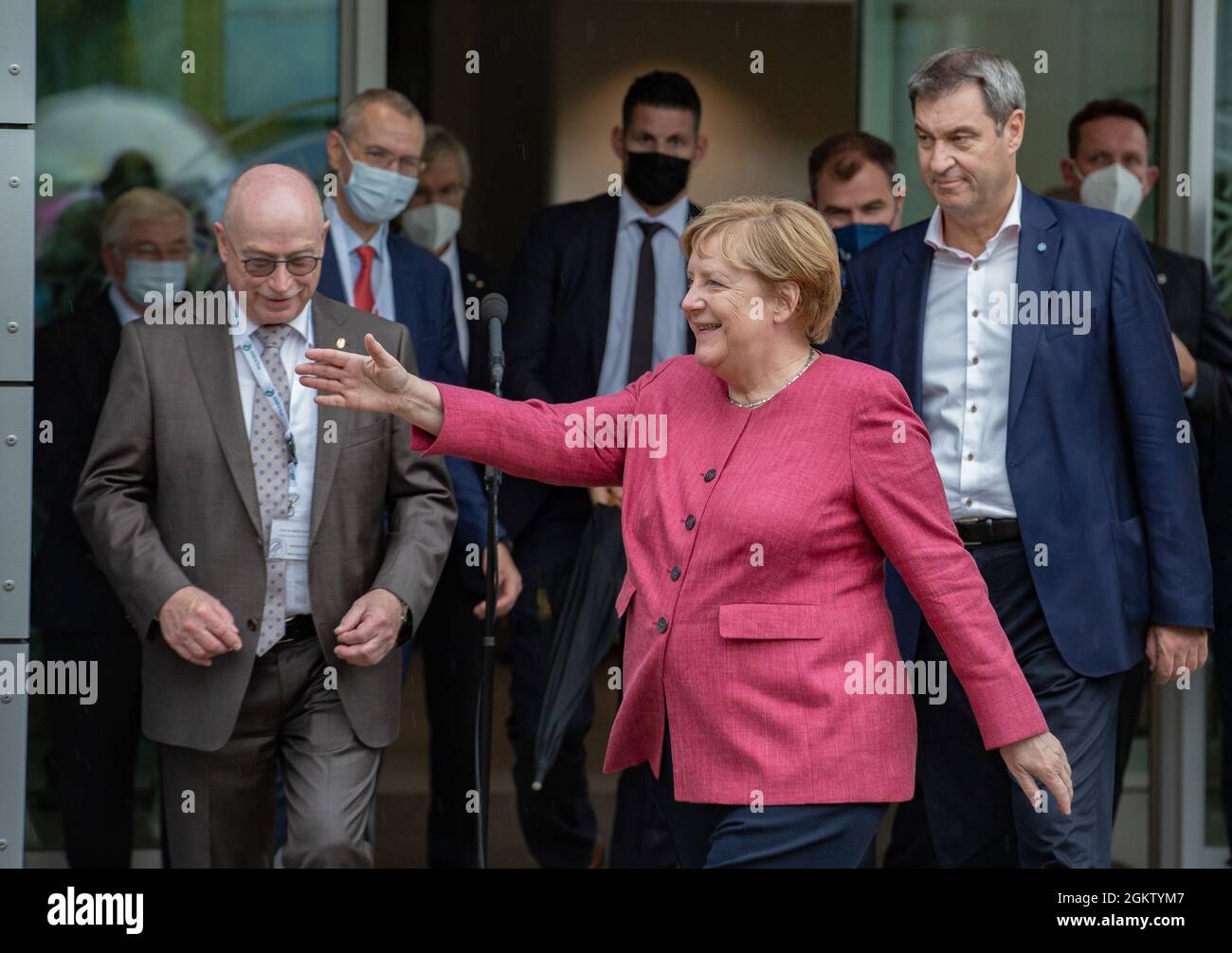 Angela Merkel greift nach etwas. Bundeskanzlerin Angela Merkel ( CDU ) und der bayerische Ministerpräsident und CSU Parteivorsitzende Markus Söder besuchen am 15.9.2021 in München das Max-Planck-Institut für Quantenoptik. * Bundeskanzlerin Angela Merkel ( CDU ) und der bvarische Ministerpräsident und CSU-Chef Markus Soeder besuchen am 15. September 2021 das Max-Planck-Institut für Quantenoptik in München. (Foto: Alexander Pohl/Sipa USA) Quelle: SIPA USA/Alamy Live News Stockfoto