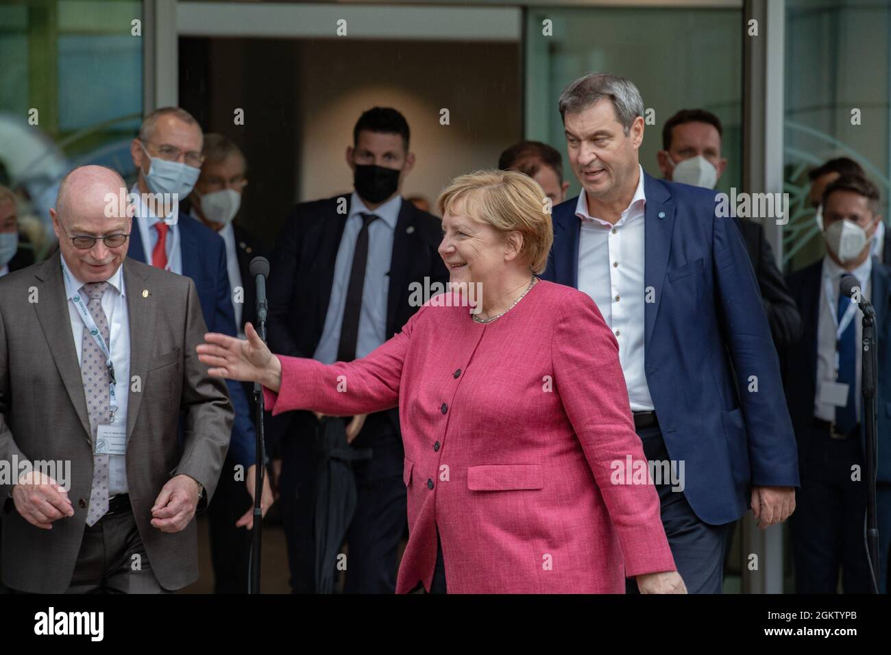 Angela Merkel greift nach etwas. Bundeskanzlerin Angela Merkel ( CDU ) und der bayerische Ministerpräsident und CSU Parteivorsitzende Markus Söder besuchen am 15.9.2021 in München das Max-Planck-Institut für Quantenoptik. * Bundeskanzlerin Angela Merkel ( CDU ) und der bvarische Ministerpräsident und CSU-Chef Markus Soeder besuchen am 15. September 2021 das Max-Planck-Institut für Quantenoptik in München. (Foto: Alexander Pohl/Sipa USA) Quelle: SIPA USA/Alamy Live News Stockfoto