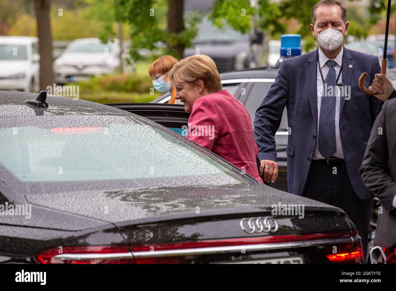 Angela Merkel steigt ins Auto. Bundeskanzlerin Angela Merkel ( CDU ) und der bayerische Ministerpräsident und CSU Parteivorsitzende Markus Söder besuchen am 15.9.2021 in München das Max-Planck-Institut für Quantenoptik. * Angela Merkel steigt in das Auto. Bundeskanzlerin Angela Merkel ( CDU ) und Bvarian-Ministerpräsident und CSU-Chef Markus Soeder besuchen am 15. September 2021 das Max-Planck-Institut für Quantenoptik in München. (Foto: Alexander Pohl/Sipa USA) Quelle: SIPA USA/Alamy Live News Stockfoto
