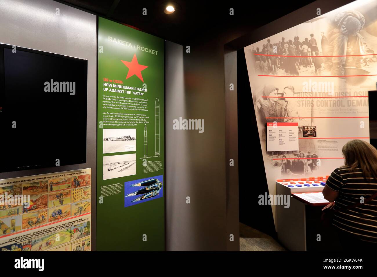 Besucher, die die Ausstellung im Informationszentrum der Nationalen Historischen Stätte Minuteman Missile ansehen.South Dakota.USA Stockfoto