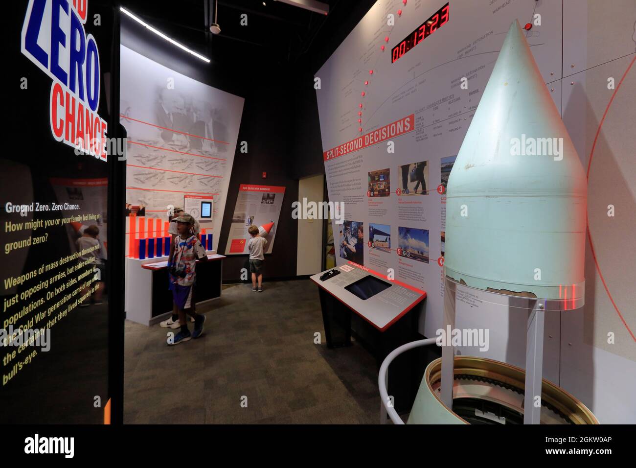 Besucher, die die Ausstellung im Informationszentrum der Nationalen Historischen Stätte Minuteman Missile ansehen.South Dakota.USA Stockfoto