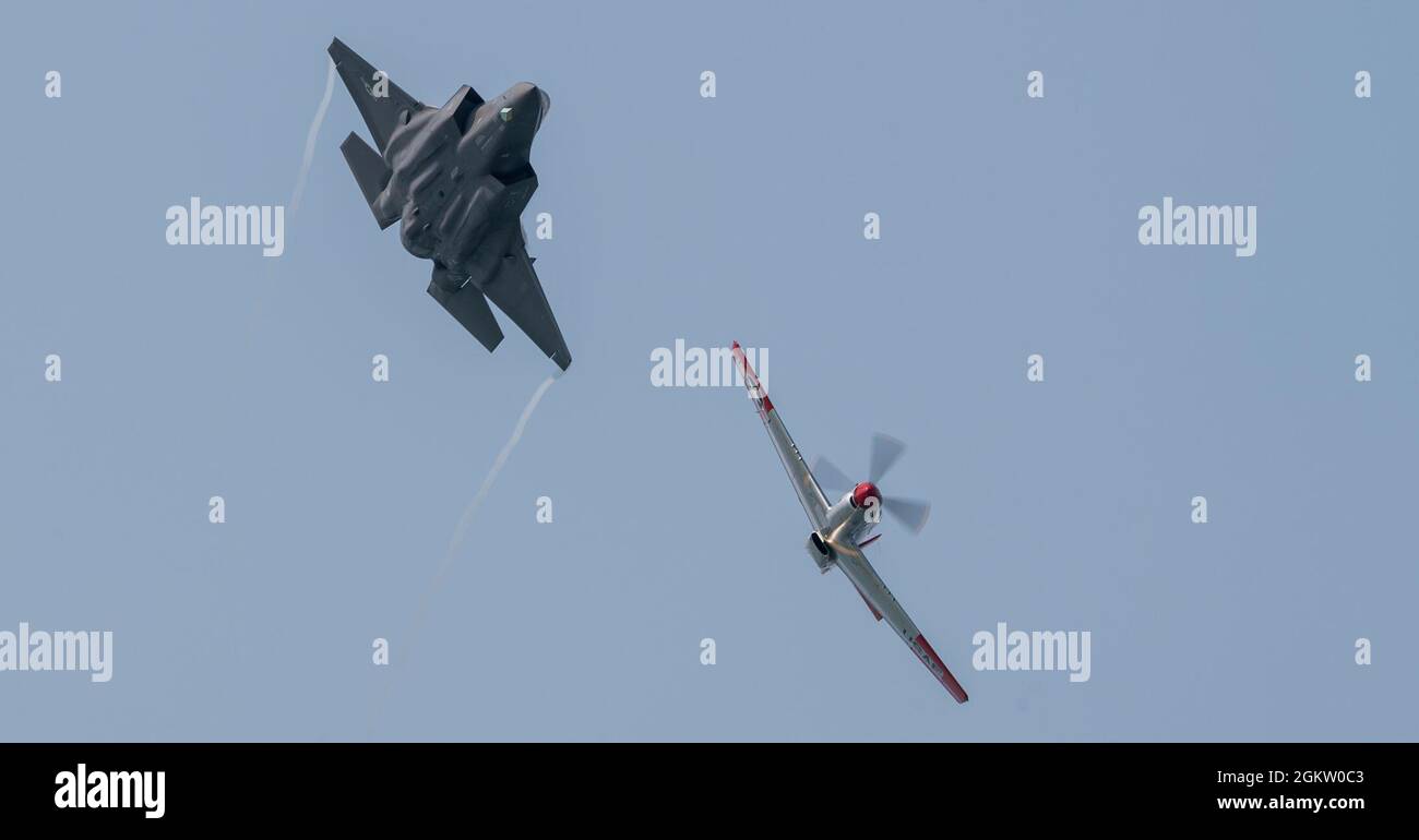 US Air Force Maj. Kristin 'BEO' Wolfe, F-35A Lightning II Demonstrationsteam Pilot und Kommandant, fliegt in Formation mit dem pensionierten LT. Col. Greg anders, Air Force Heritage Flight Foundation P-51 Pilot, über Commencement Bay, Tacoma, Washington, Juli 2, 2021. Das F-35 Demo Team war am Wochenende des 4. Juli mit den beiden Gig Harbor Wings-and-Wheels-Shows 2021 und der Tacoma Freedom Fair als Headliners unterwegs. Stockfoto