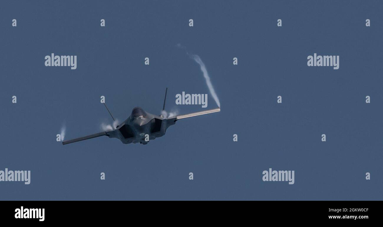 Maj. Der US-Luftwaffe Kristin 'BEO' Wolfe, Pilot und Kommandant des F-35A Lightning II Demonstrationsteams, fliegt im Rahmen der Tacoma Freedom Fair 2021, Washington, 2. Juli 2021 über die Bucht von Commencement Bay. Das F-35 Demo-Team war am Wochenende des 4. Juli sowohl bei den Gig Harbor Wings-and-Wheels- als auch bei der Tacoma Freedom Fair-Airshows als Headliners tätig und präsentierte die erweiterten Fähigkeiten der F-35 im pazifischen Nordwesten. Stockfoto