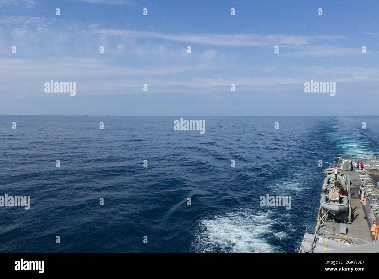 BLACK SEA (2. Juli 2021) der Arleigh Burke-Klasse Lenkraketen-Zerstörer USS Ross (DDG 71) bewegt sich in Formation mit Schiffen, die an der Übung Sea Breeze teilnehmen, 2. Juli 2021. Übung Sea Breeze ist eine multinationale maritime Übung, die seit 1997 von der sechsten US-Flotte und der ukrainischen Marine im Schwarzen Meer veranstaltet wird. Sea Breeze 2021 soll die Interoperabilität der teilnehmenden Nationen verbessern und die Sicherheit und den Frieden im Seeverkehr in der Region stärken. Stockfoto