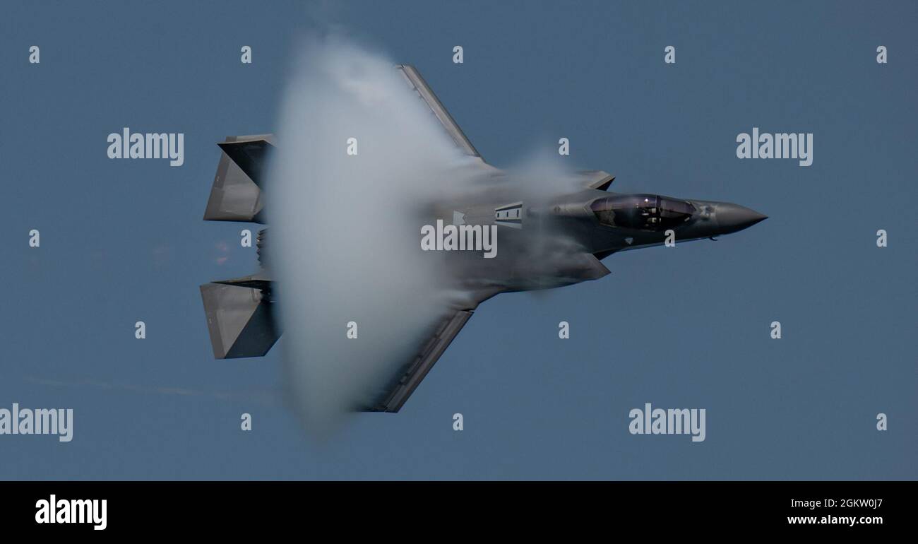 Maj. Der US-Luftwaffe Kristin 'BEO' Wolfe, Pilot und Kommandant des F-35A Lightning II Demonstrationsteams, fliegt im Rahmen der Tacoma Freedom Fair 2021, Washington, 2. Juli 2021 über die Bucht von Commencement Bay. Das F-35 Demo-Team war am Wochenende des 4. Juli sowohl bei den Gig Harbor Wings-and-Wheels- als auch bei der Tacoma Freedom Fair-Airshows als Headliners tätig und präsentierte die erweiterten Fähigkeiten der F-35 im pazifischen Nordwesten. Stockfoto