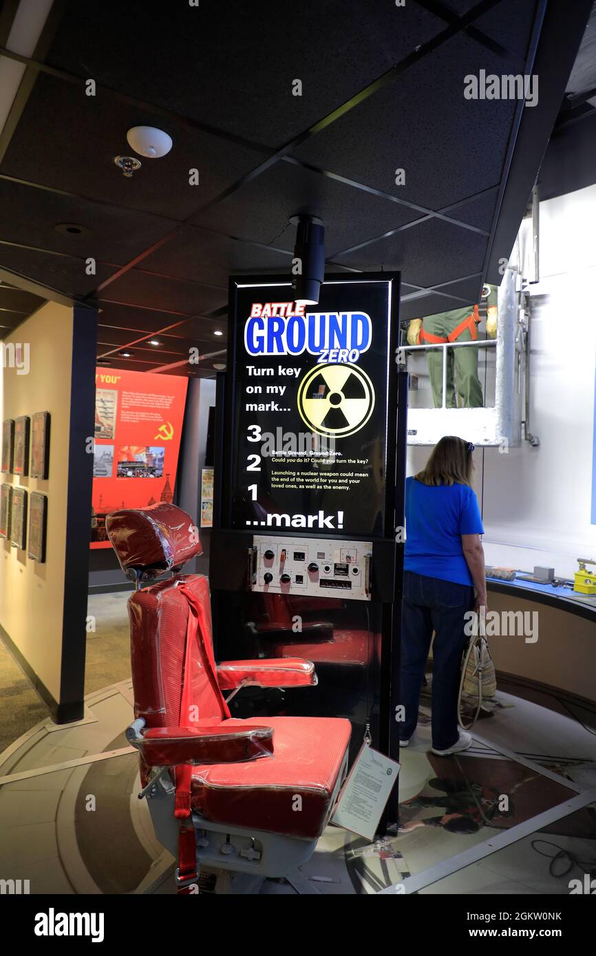 Eine rote Rakete Crew Mitglied Stuhl Display in Battle Ground Zero Ausstellung in Minuteman Missile National Historic Site.South Dakota.USA Stockfoto