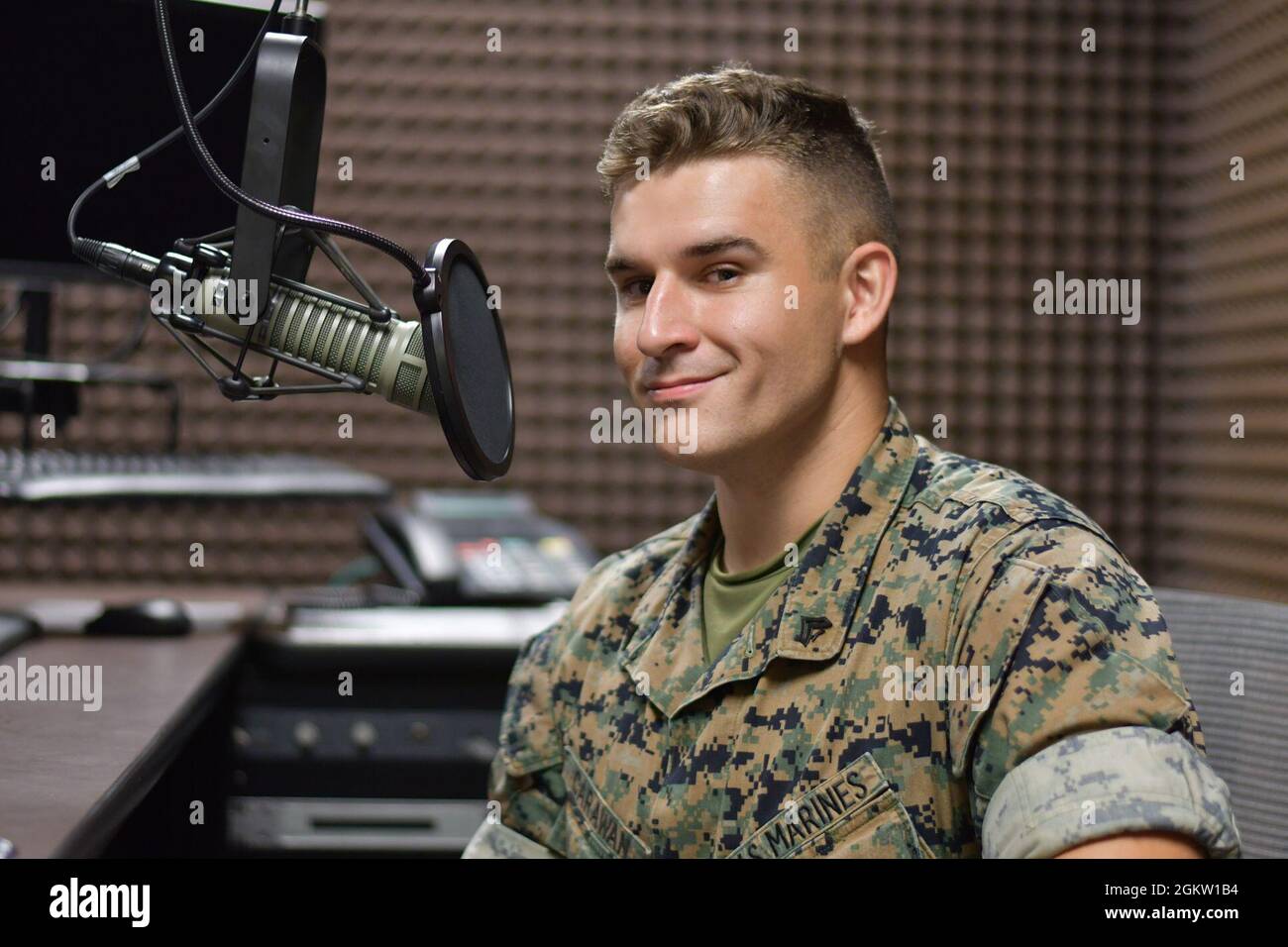 Cpl. Cameron Carawan, Moderator des 3D-MEB-Podcasts, arbeitet am Sendestand des Armed Forces Network Okinawa Studios. Stockfoto