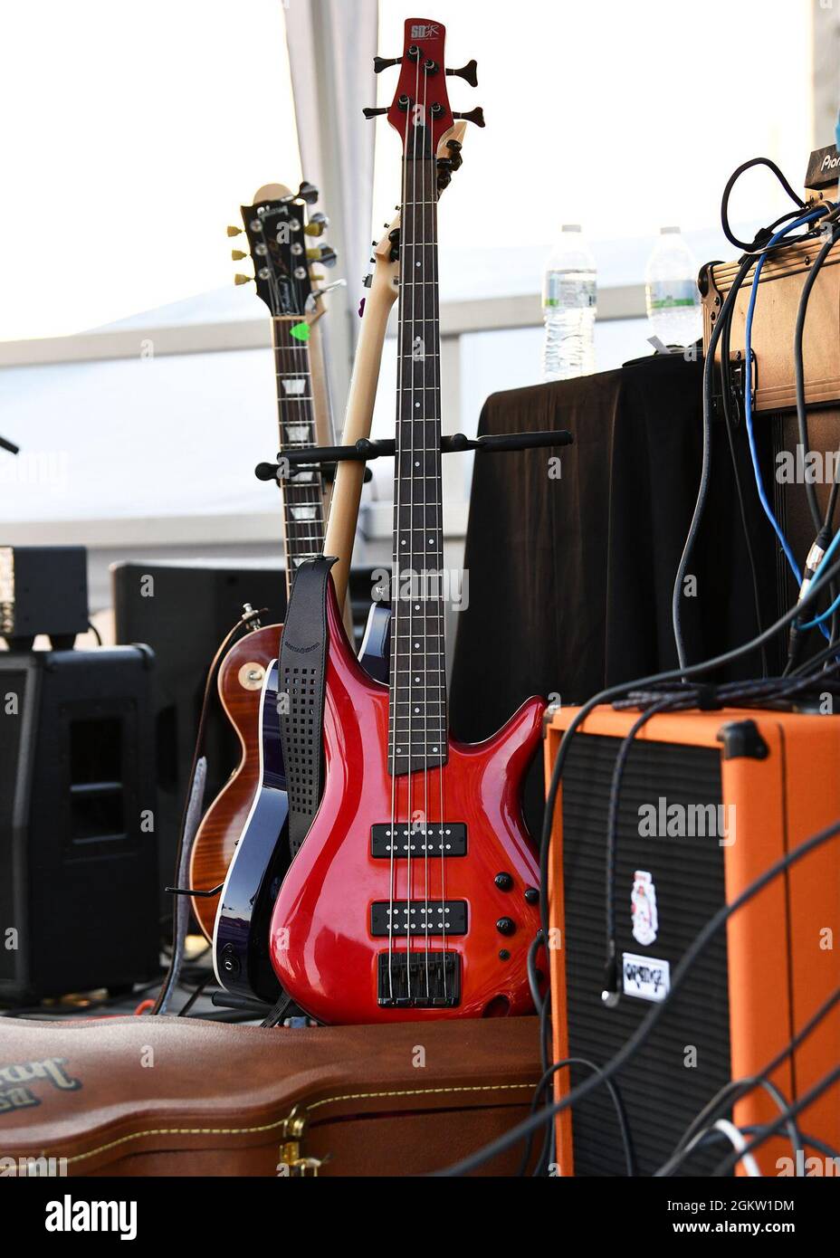 Eine Squier Mini Precision Dakota Red Bassgitarre sitzt am 1. Juli 2021 während des FreedomFest am 4. Juli auf der Luke Air Force Base, Arizona, auf der Bühne. Stockfoto
