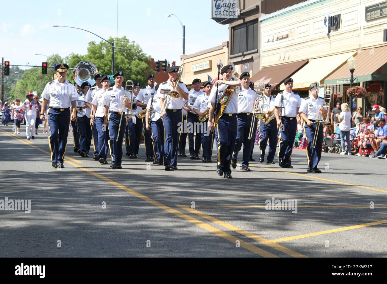 Sgt. Cameron Dougherty leitet die 108. Armee-Band bei der Prescott Rodeo Days Parade in Prescott, AZ, am 3. Juli 2021. Die 108th Army Band ist als „Arizona’s Own“ bekannt, indem sie für jedes große National Guard Command in Arizona und für zahlreiche Konzerte und Paraden in verschiedenen Gemeinden im ganzen Staat auftrat. Stockfoto