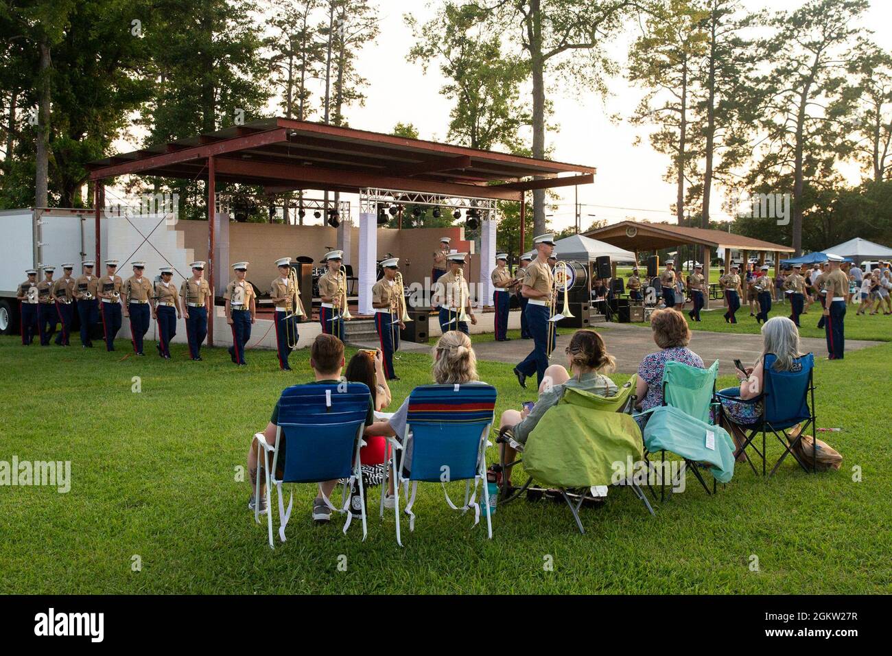 US-Marineinfanteristen, die der 2nd Marine Aircraft Wing Band zugeordnet sind, treten für die Bewohner des Großraums Havelock während eines Independence Day Konzerts im Havelock City Park, North Carolina, am 3. Juli 2021 auf. Das Konzert bot den Marines die Möglichkeit, sich mit der Gemeinschaft zu engagieren. Stockfoto