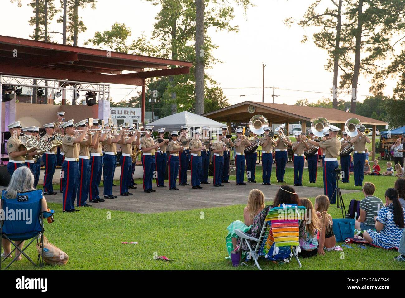US-Marineinfanteristen, die der 2nd Marine Aircraft Wing Band zugeordnet sind, treten für die Bewohner des Großraums Havelock während eines Independence Day Konzerts im Havelock City Park, North Carolina, am 3. Juli 2021 auf. Das Konzert bot den Marines die Möglichkeit, sich mit der Gemeinschaft zu engagieren. Stockfoto