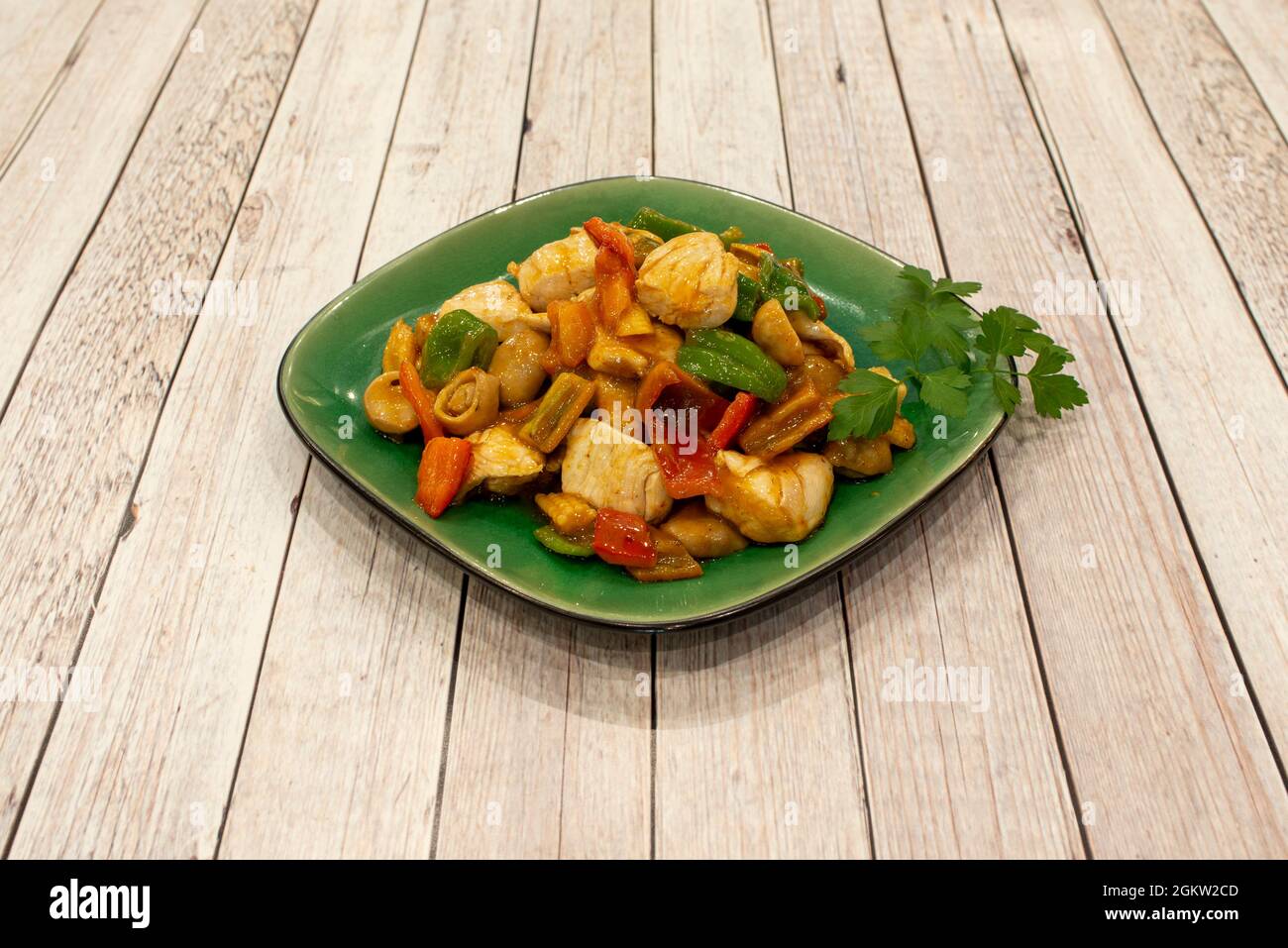 Thailändisches Chicken Curry Rezept mit Wok Sauteed Pilzen, Paprika und  Zwiebeln und frischer Petersilie Stockfotografie - Alamy