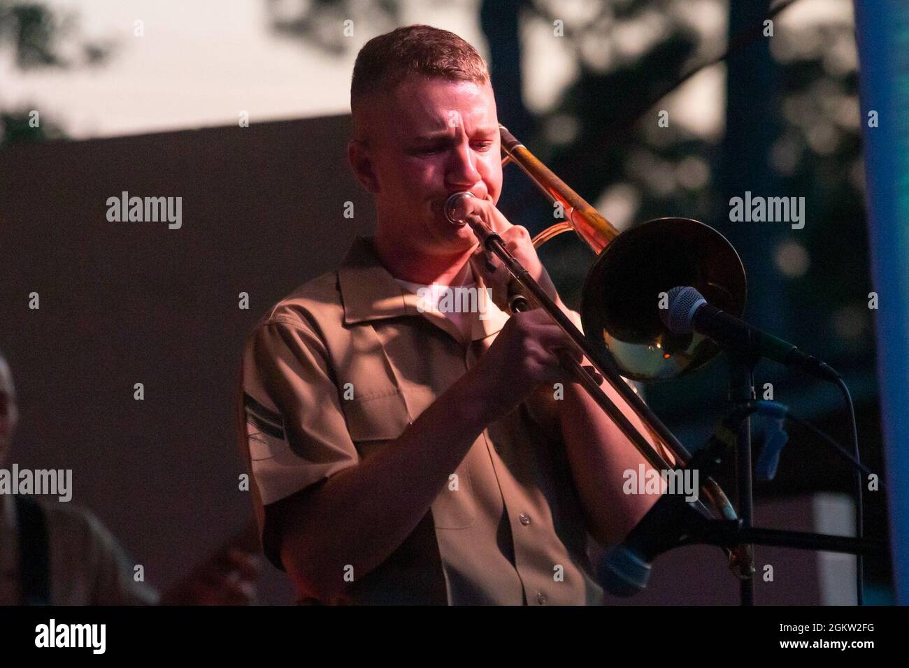 U.S. Marine Corps CPL. Timothy Zettlemoyer, ein Posaunist für die 2nd Marine Aircraft Wing Band, tritt während eines Independence Day Konzerts im Havelock City Park, North Carolina, am 3. Juli 2021 auf. Das Konzert bot den Marines die Möglichkeit, sich mit der Gemeinschaft zu engagieren. Stockfoto